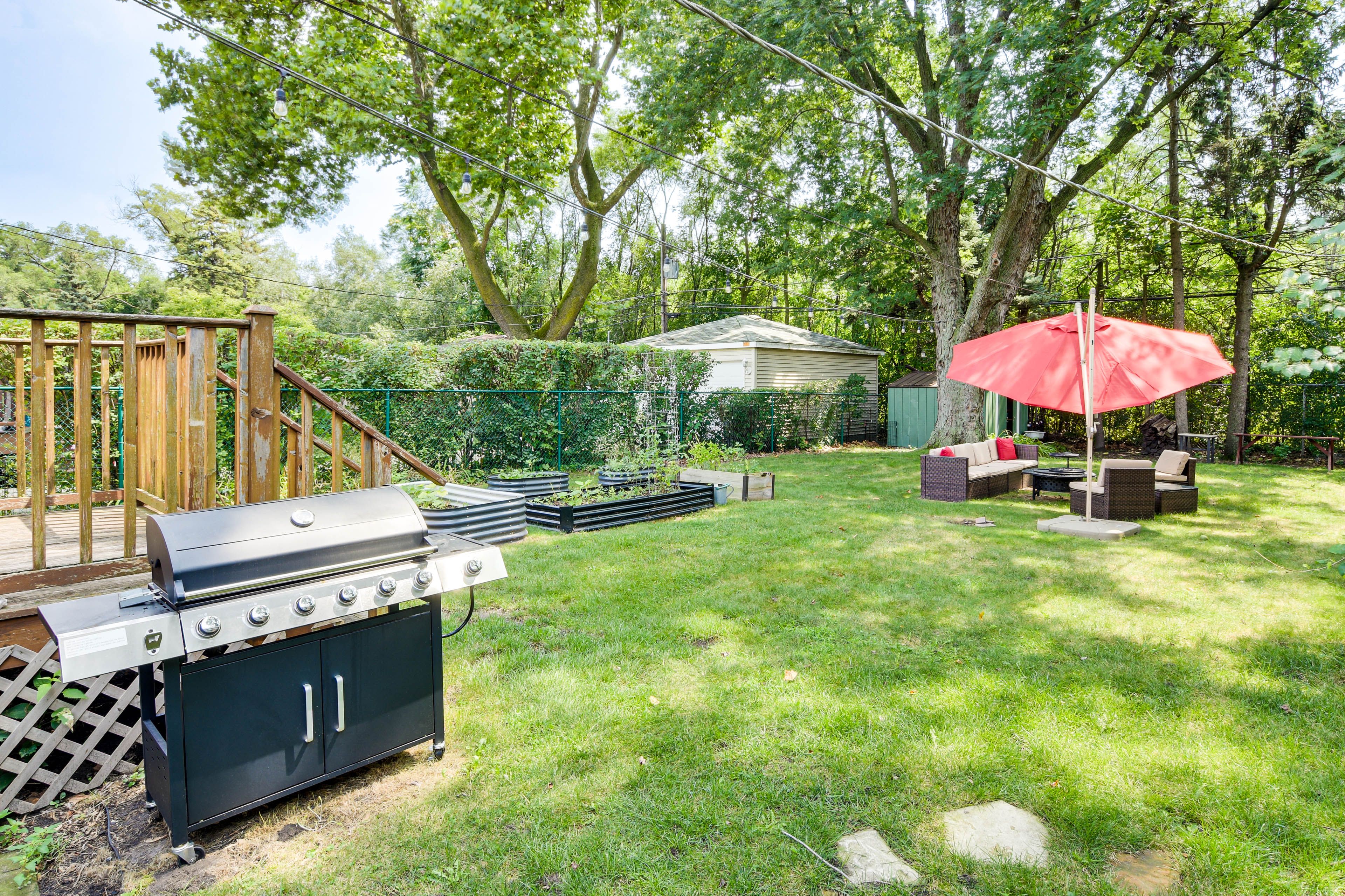 Shared Backyard | Gas Grill | Outdoor Seating | Fire Pit