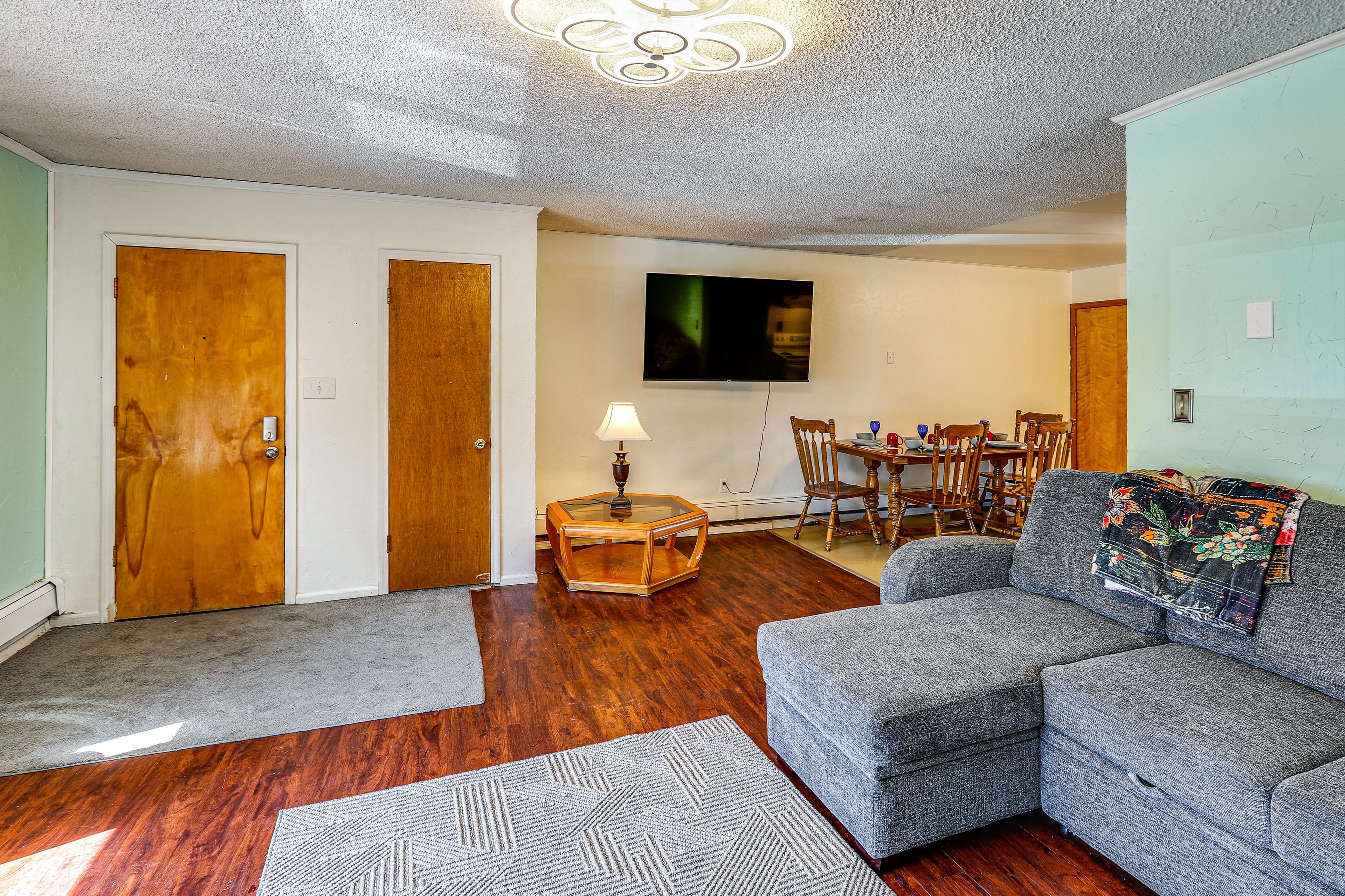 Dining Area | Dishes & Flatware Provided | Flat-Screen TV