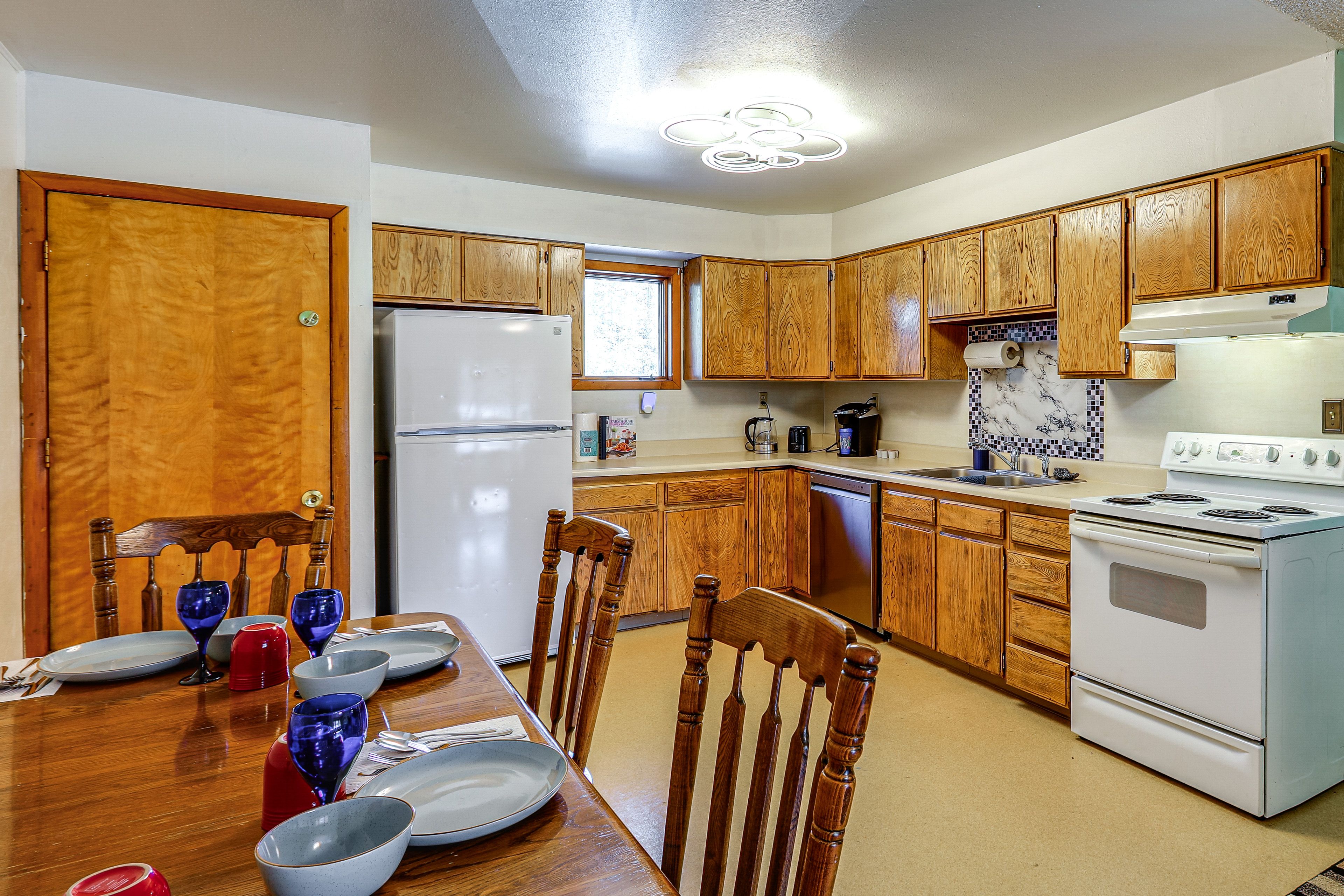 Kitchen & Dining Area | Open Layout | Free WiFi | Baseboard Heating