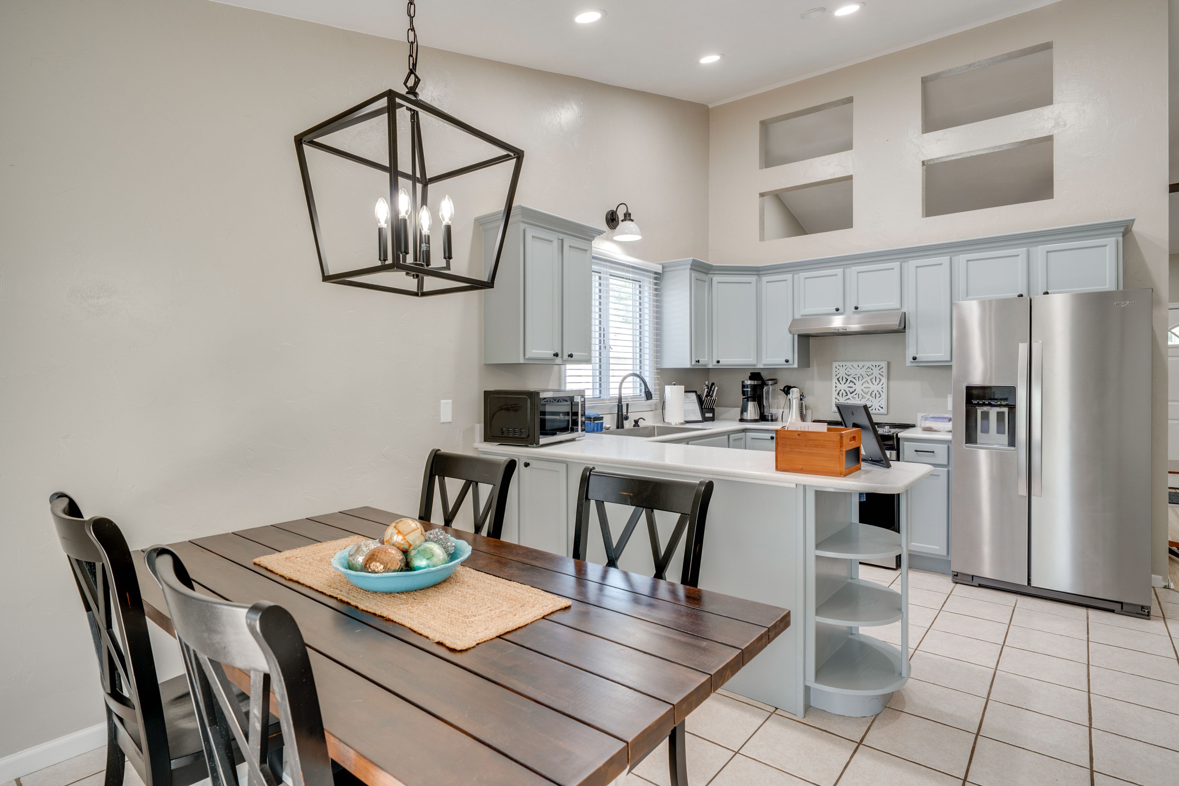 Dining Table | Dishware/Flatware