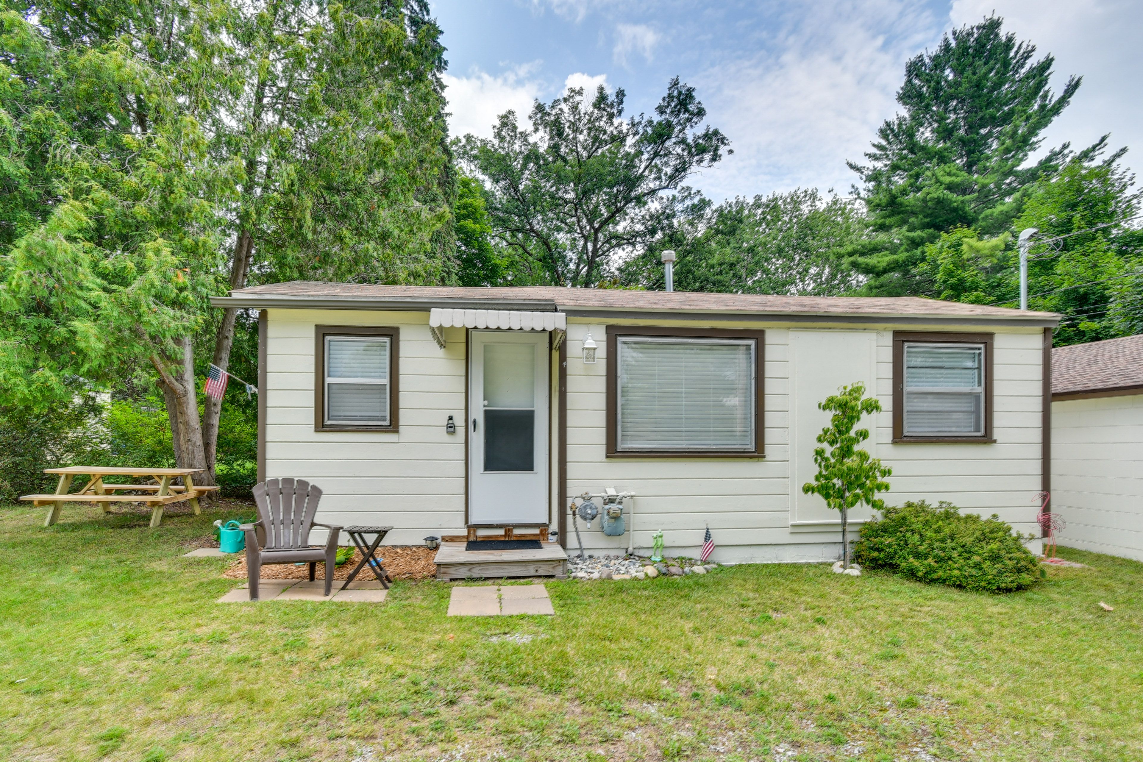 Houghton Lake Vacation Rental | Studio | 1BA | 2 Steps Required | 400 Sq Ft