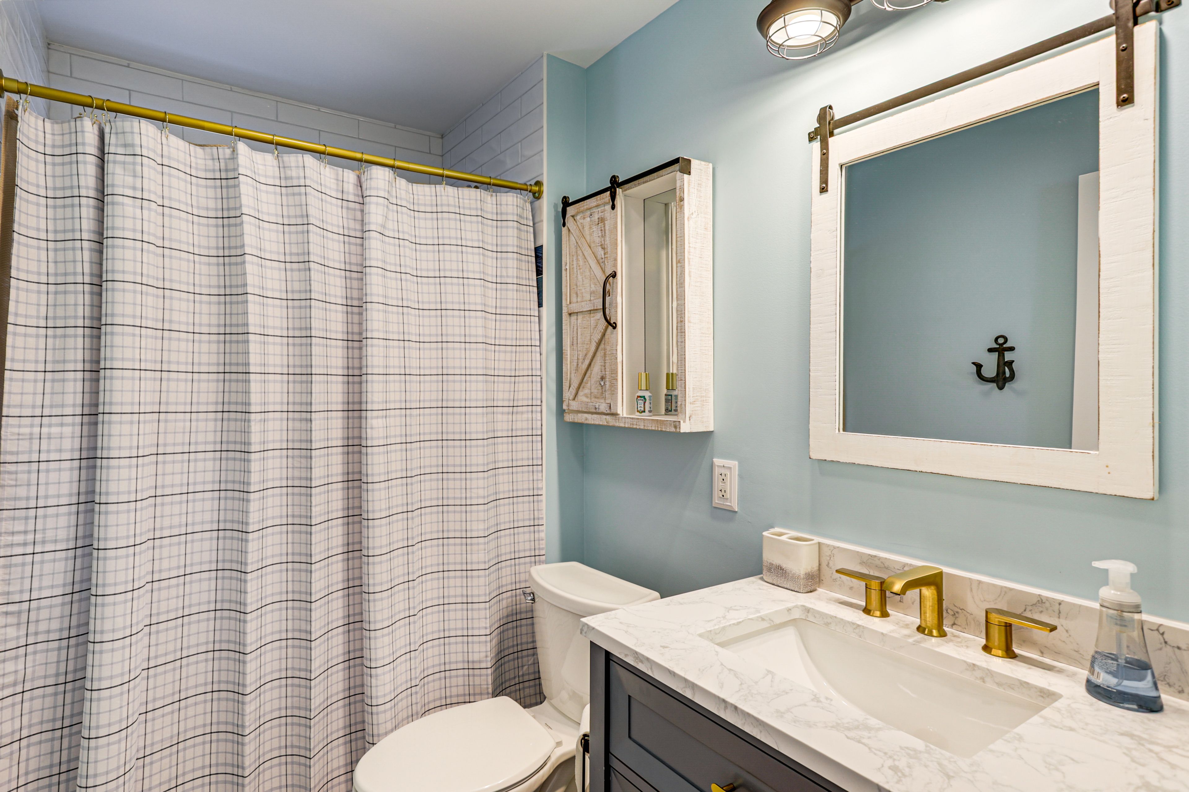 Full Bathroom | 1st Floor | Towels Provided