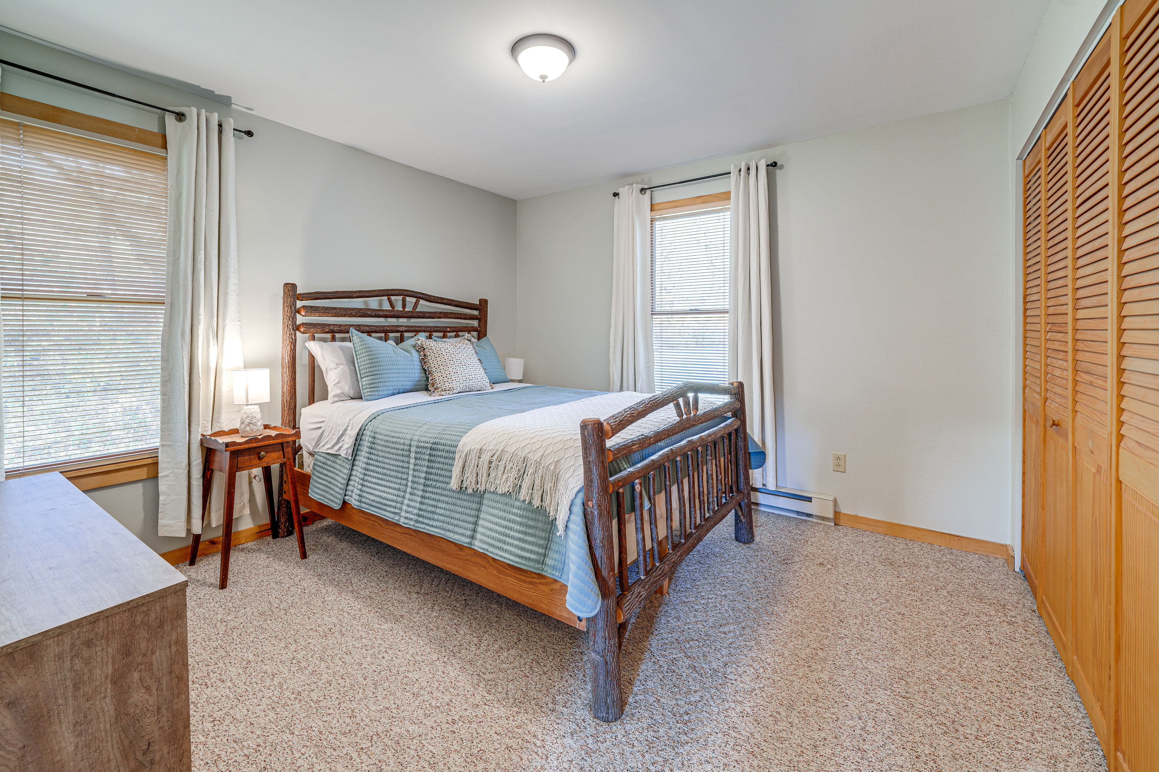 Bedroom | Queen Bed | 1st Floor