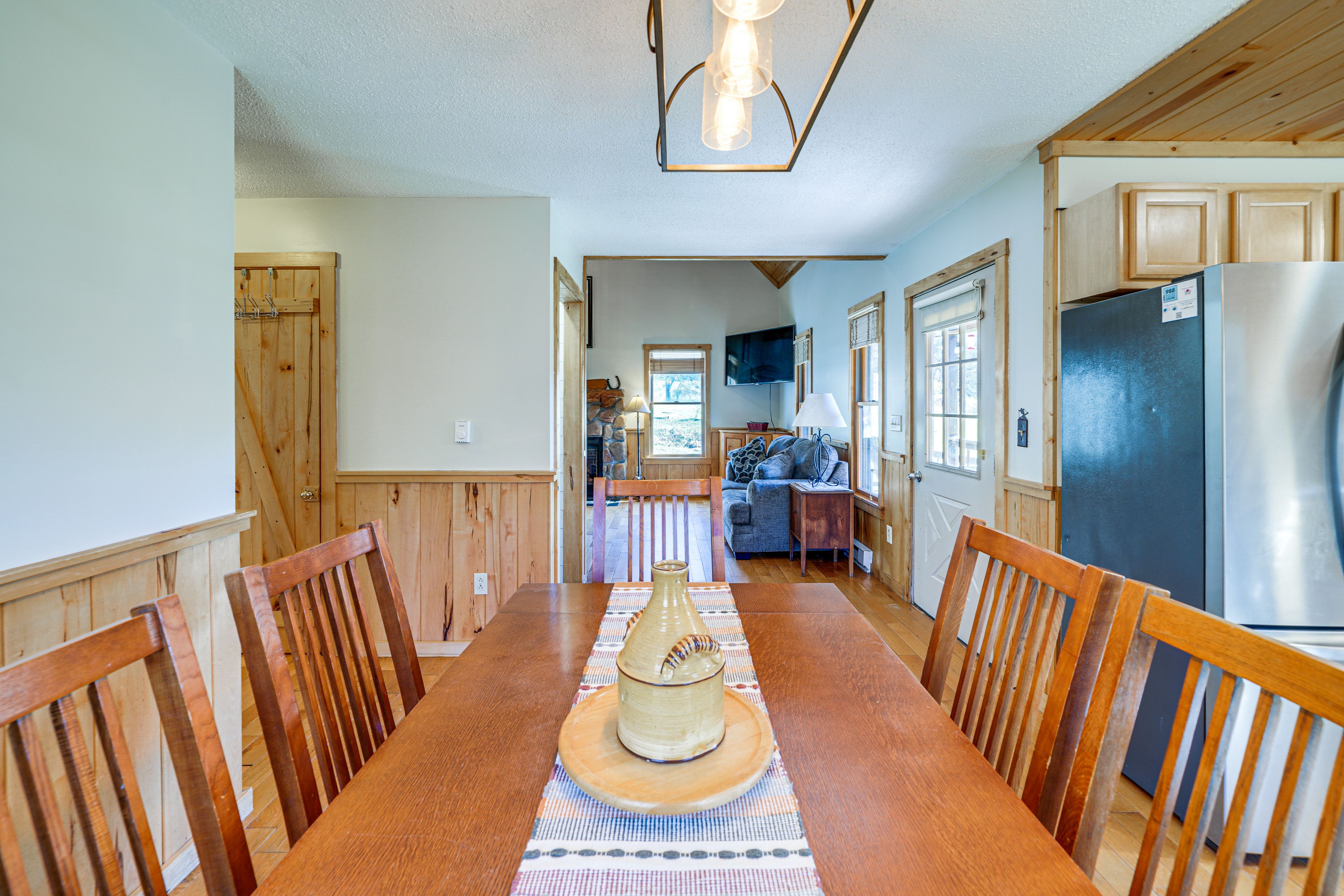 Dining Area | Dishware/Flatware Provided | 1st Floor