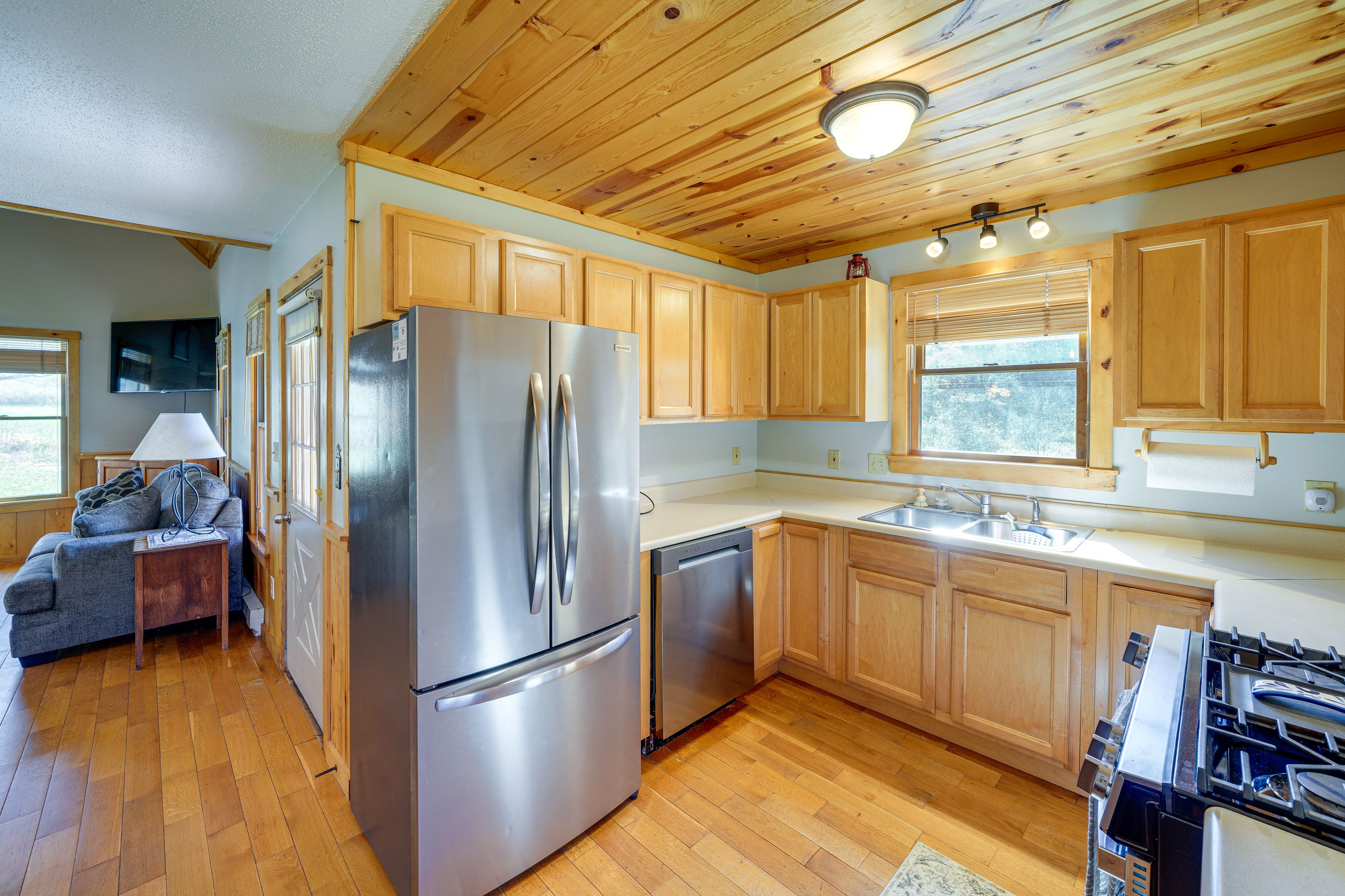 Kitchen | Microwave | 1st Floor