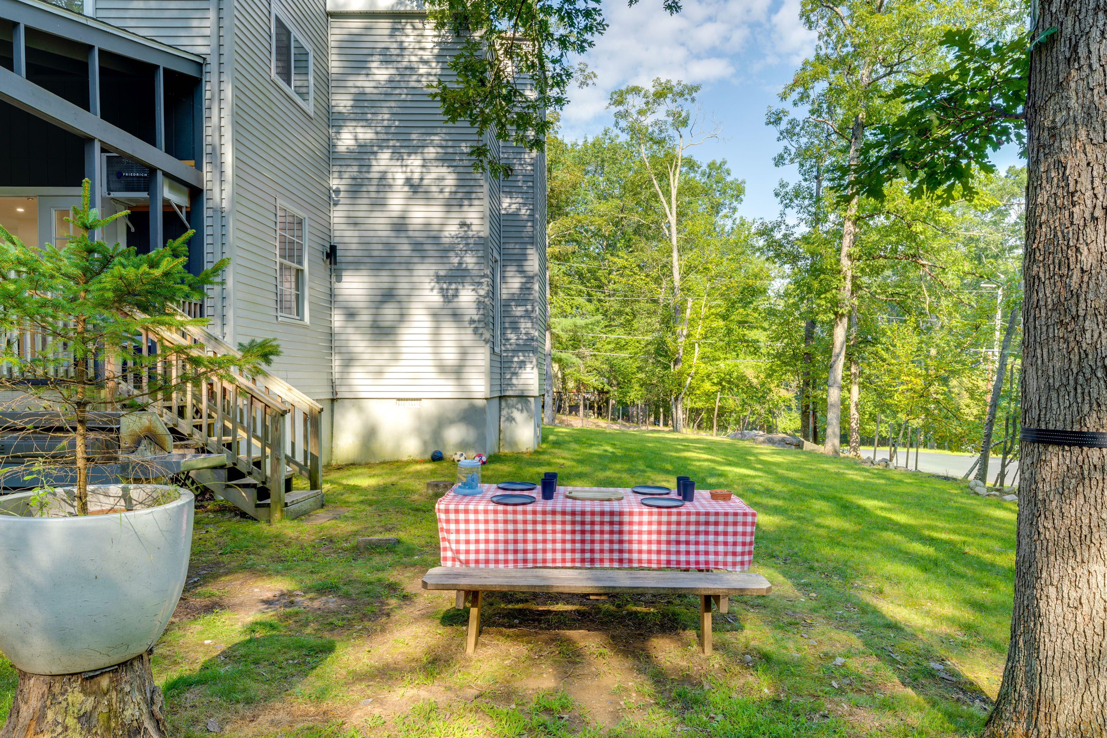 Private Yard | Dining Area | Children's Playset | Zip-Line