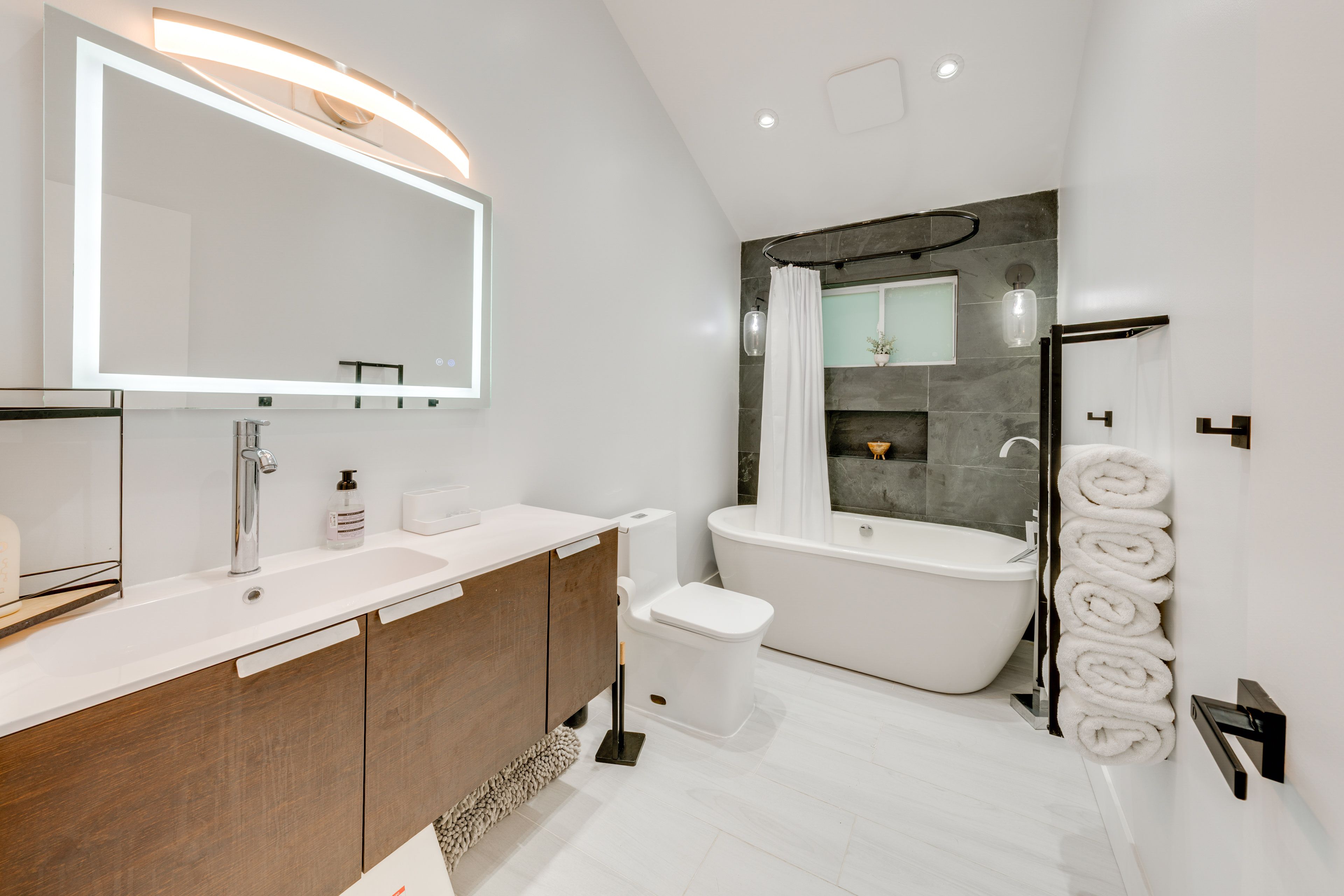 Full Bathroom | 2nd Floor | Towels Provided