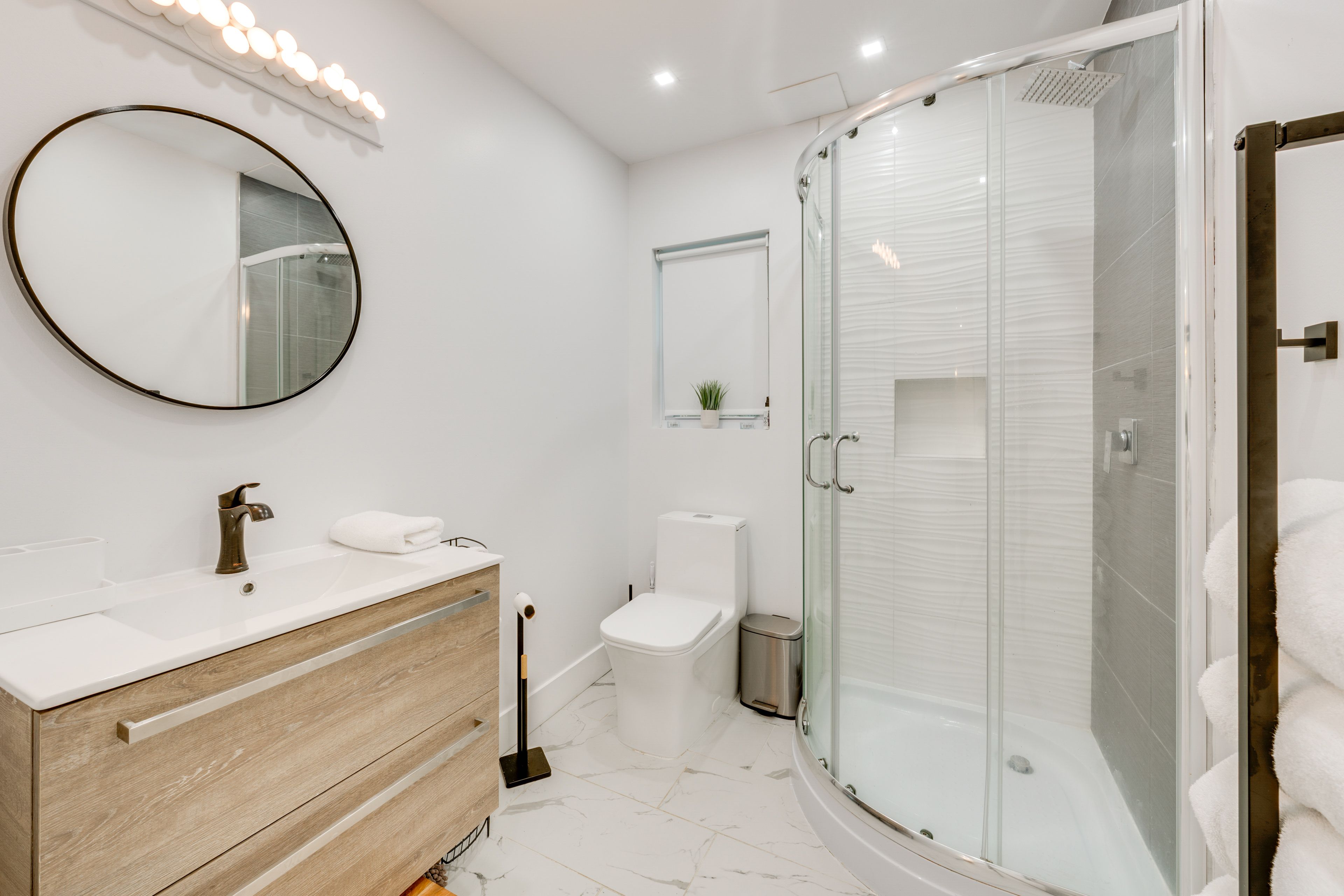 Full Bathroom | 1st Floor | Towels Provided
