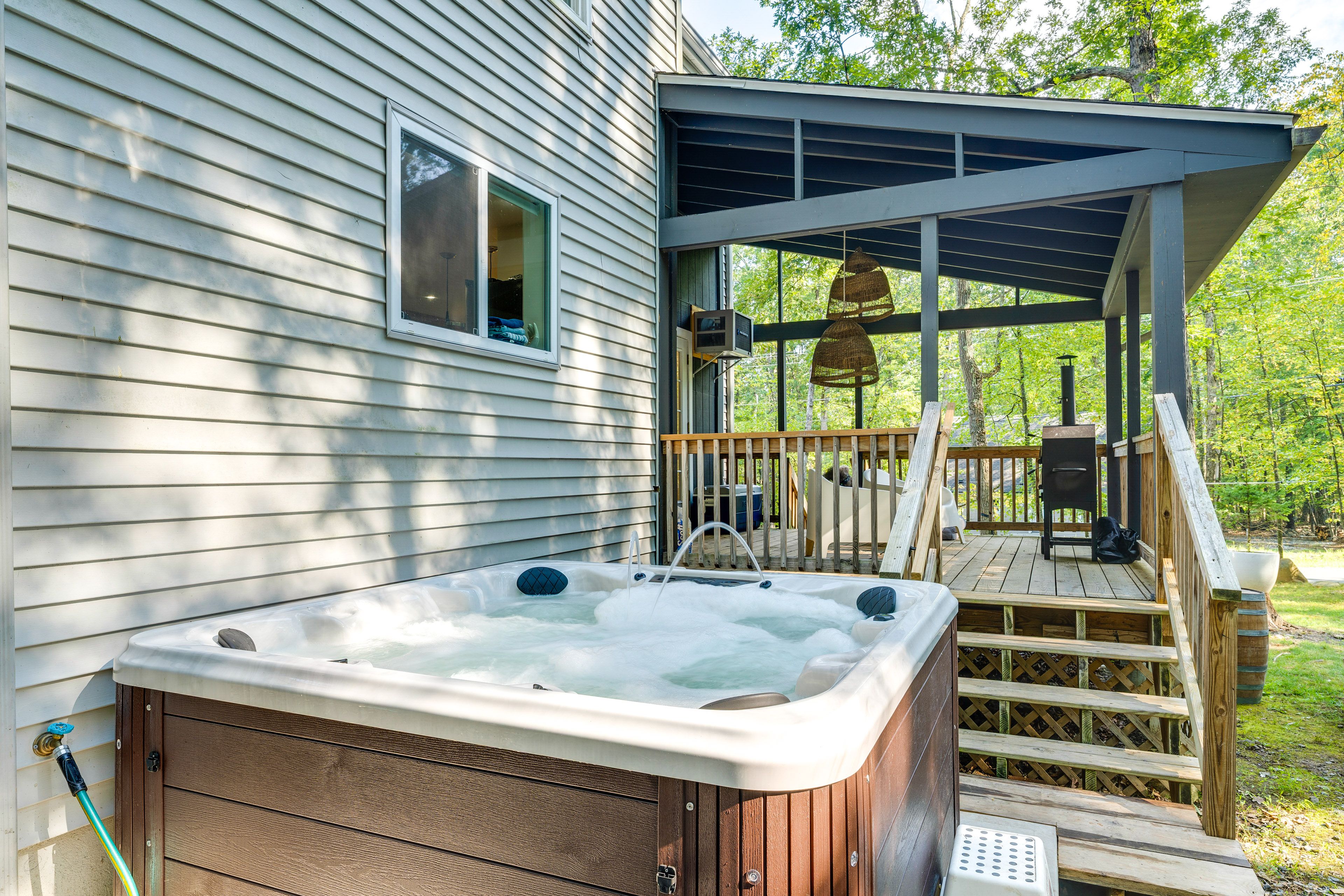 East Stroudsburg Vacation Rental | 3BR | 2BA | Stairs Required | 1,300 Sq Ft