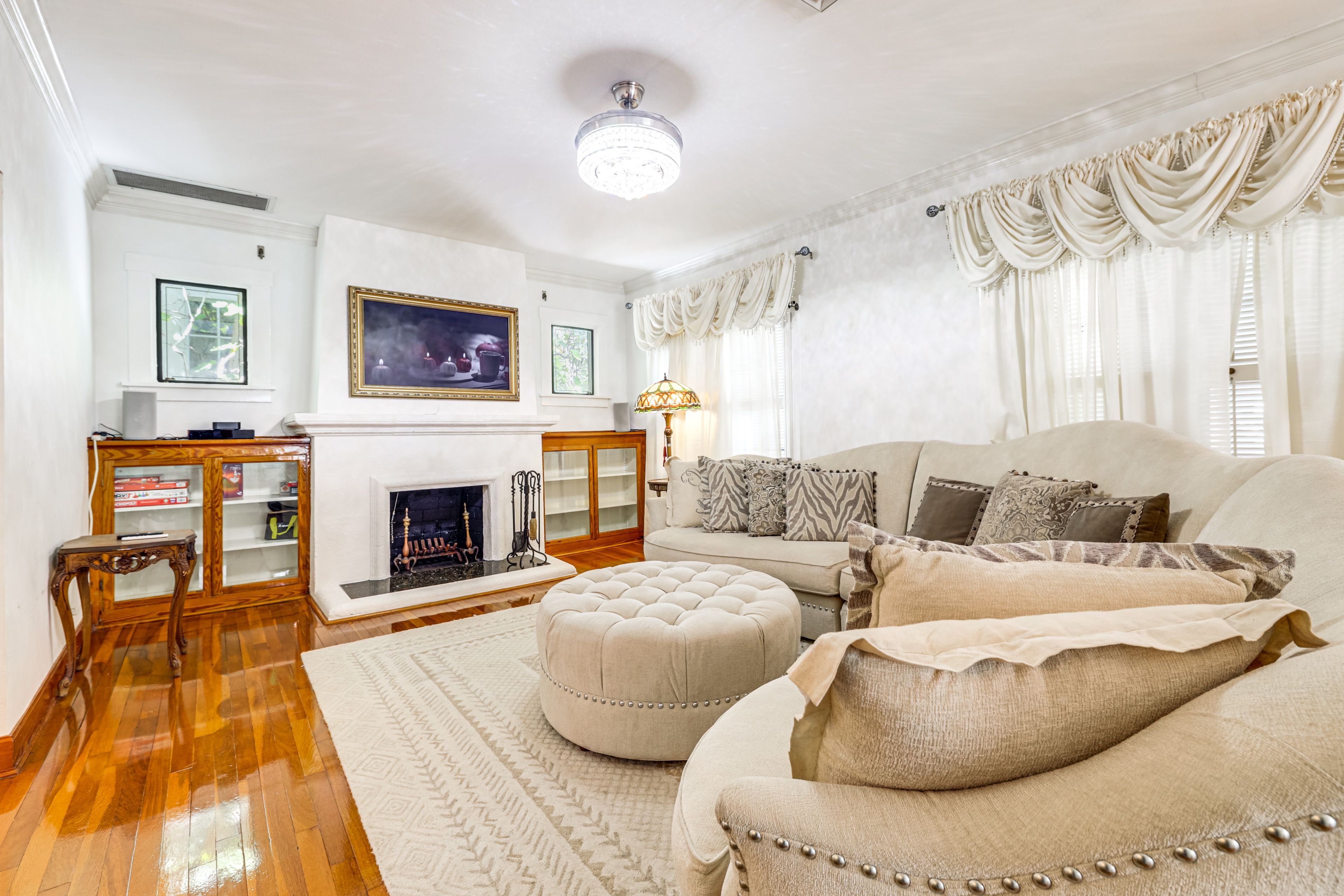 Living Room | Free WiFi | Central Heating & A/C | Smart TV | 1st Floor