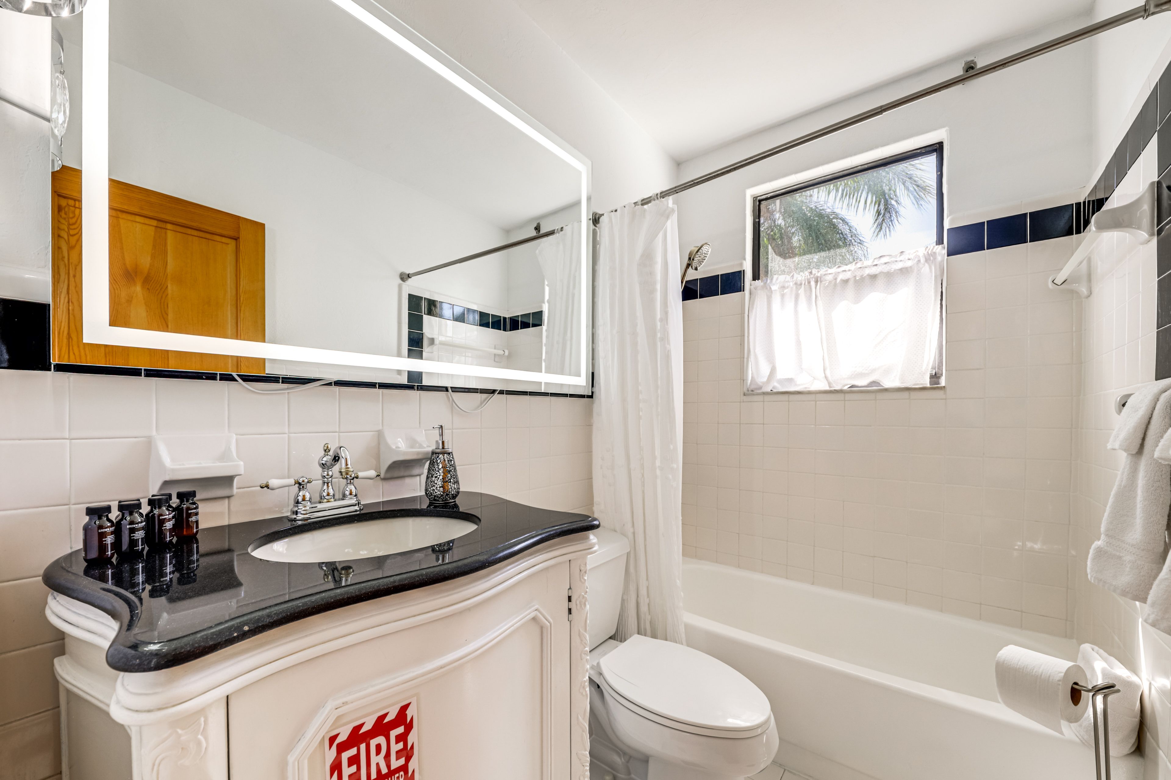 Full Bathroom | Towels Provided | 2nd Floor