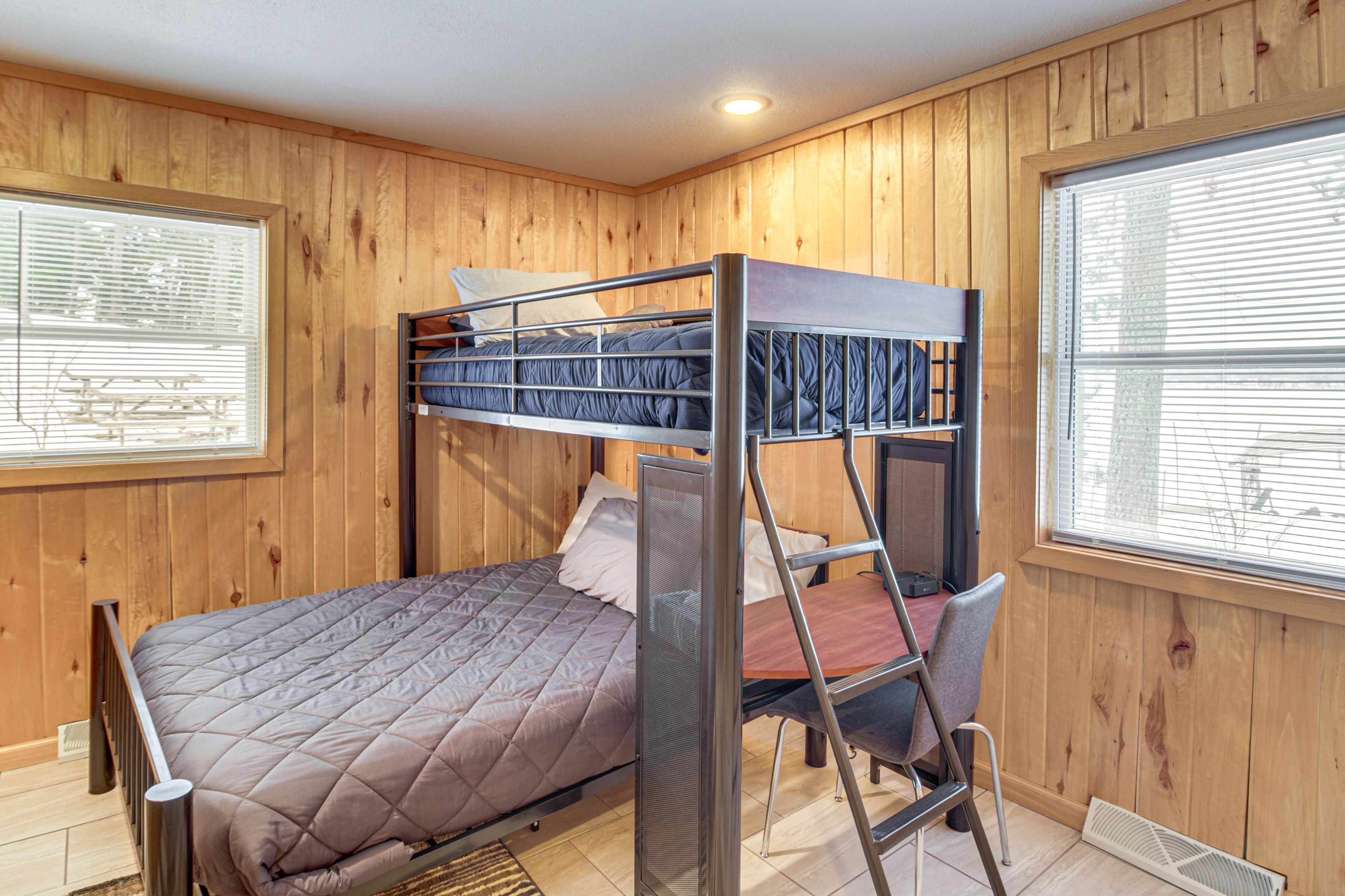 Bedroom 2 | Twin/Full Bunk Bed