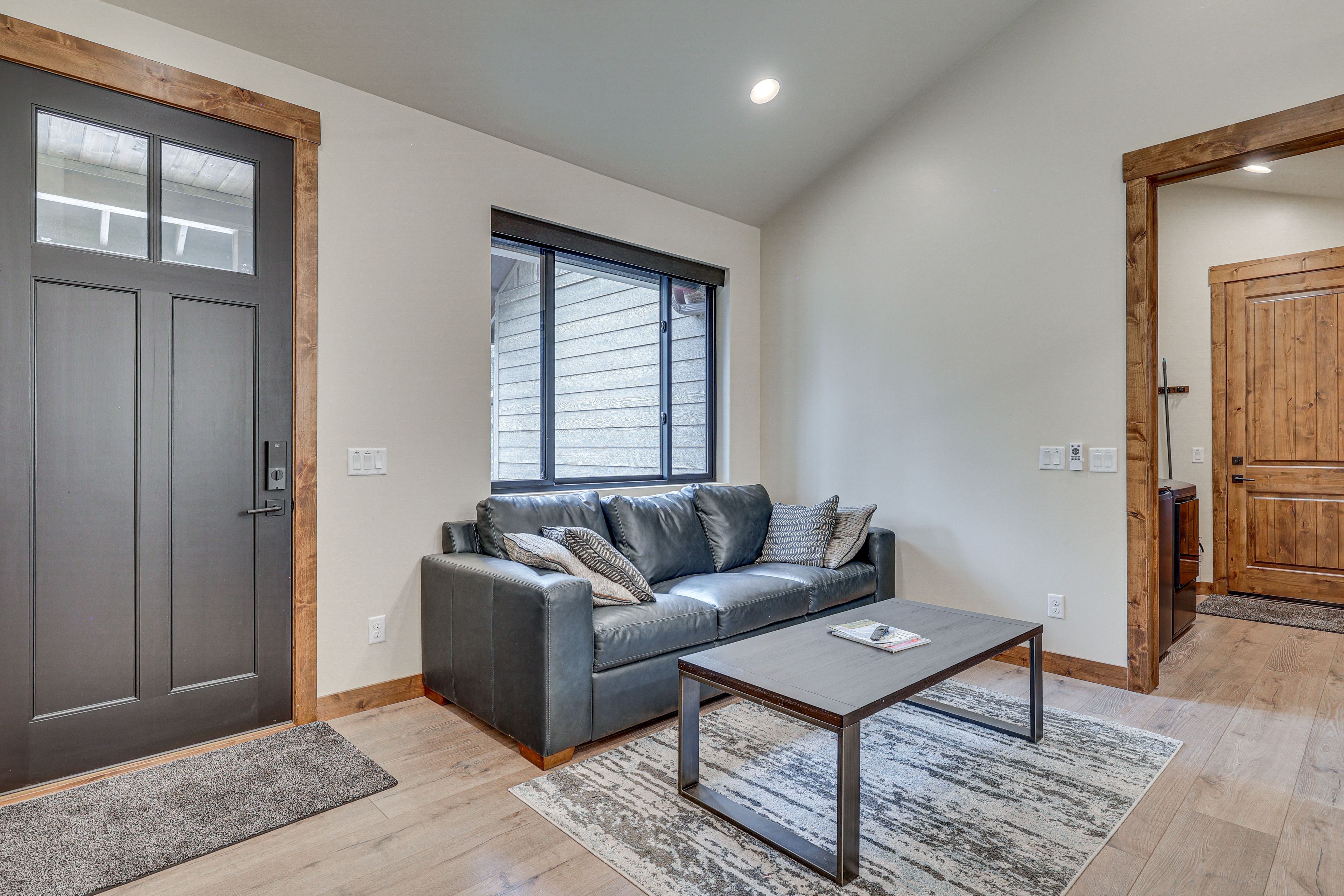 Living Room | Free WiFi | Smart TV