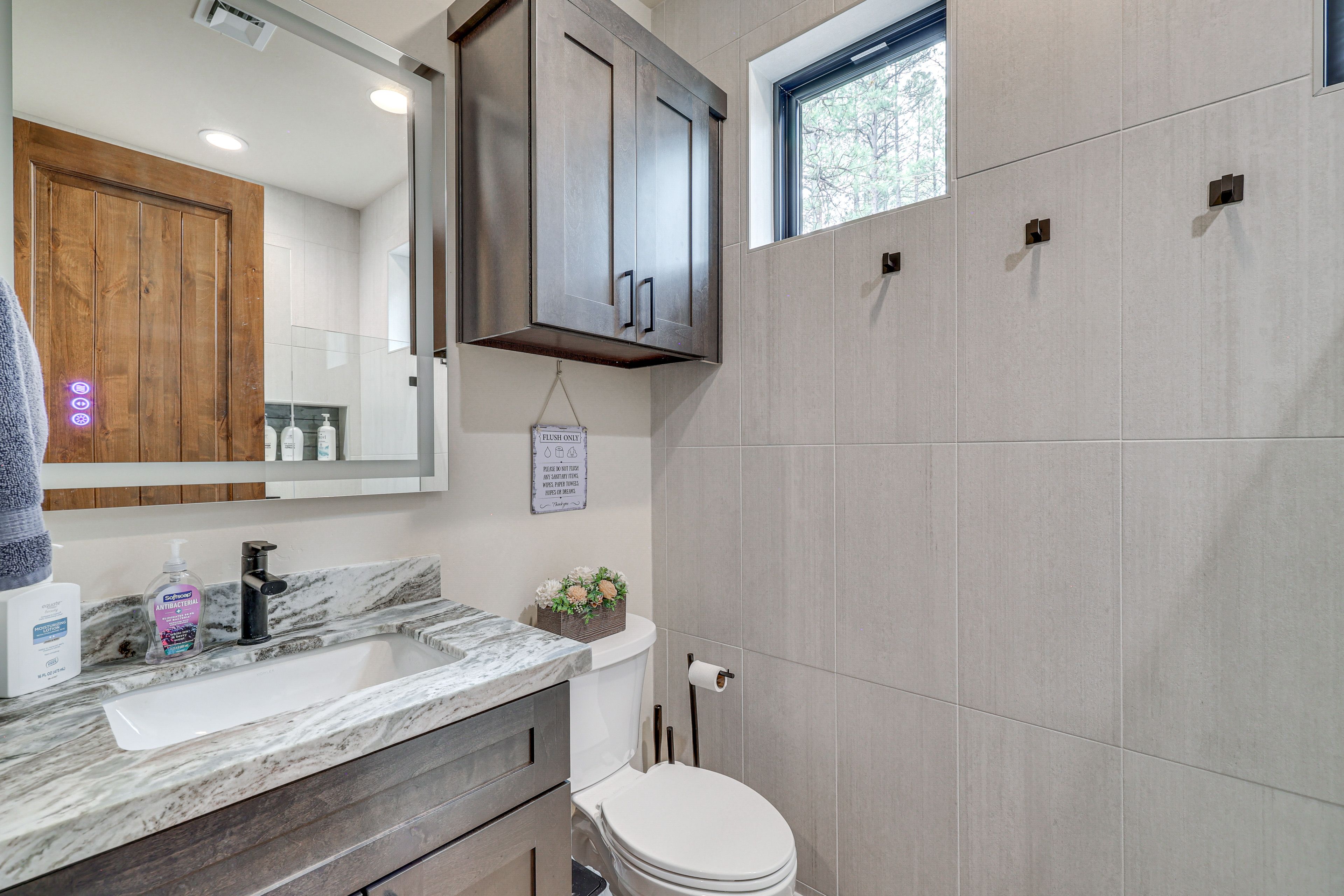 Full Bathroom | Towels Provided