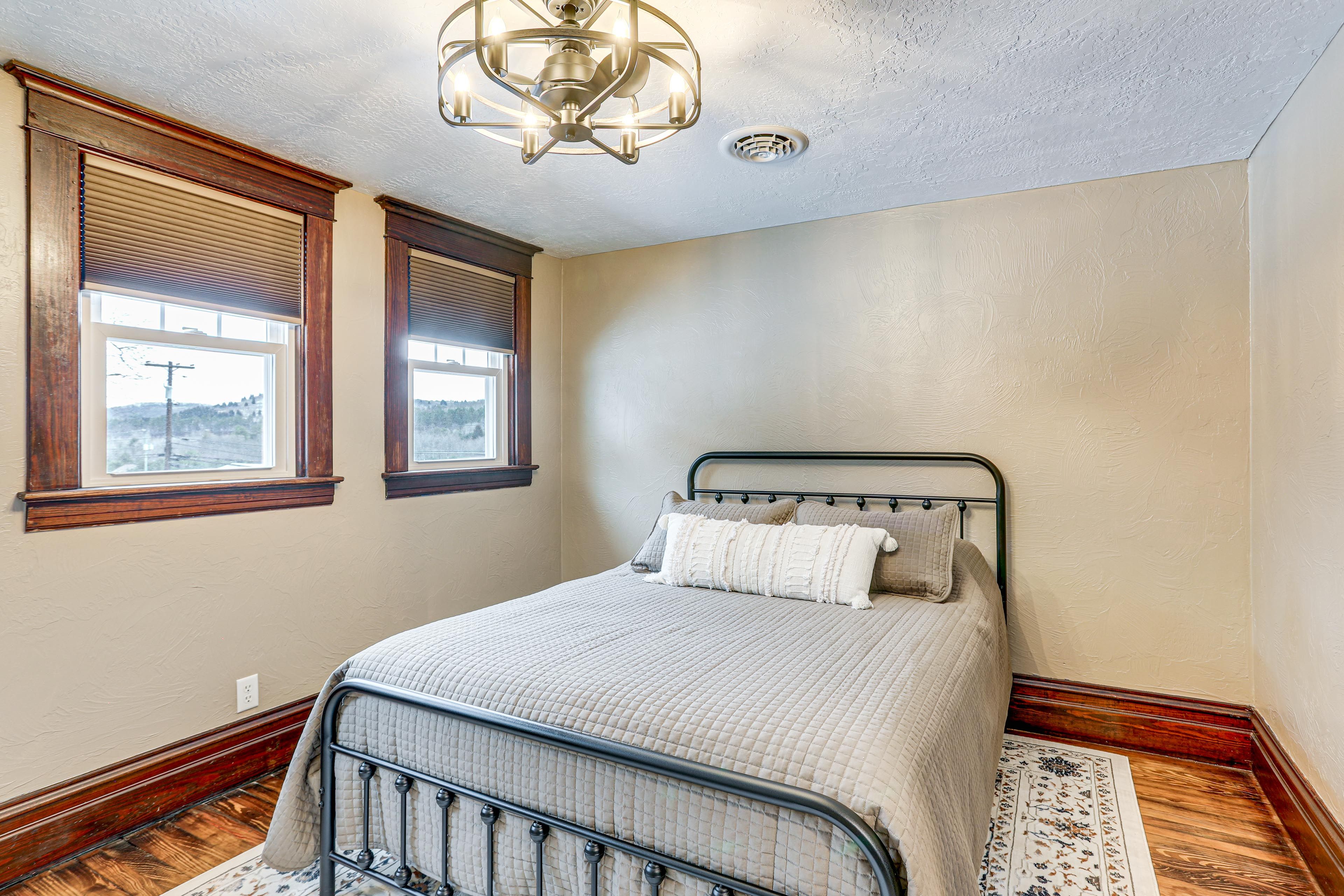 Bedroom 5 | Queen Bed | 2nd Floor