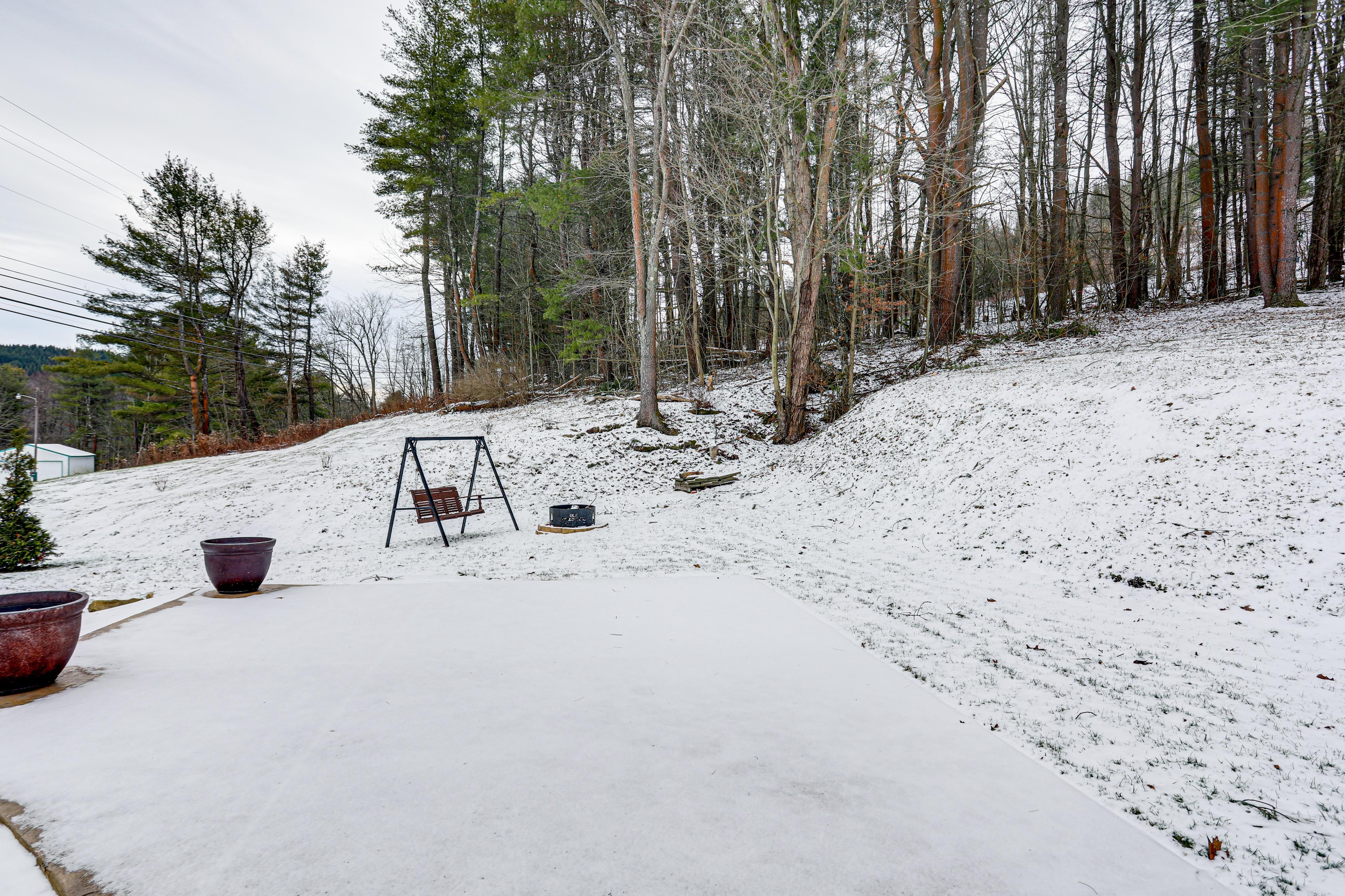 Spacious Yard | Fire Pit | Bench Swing
