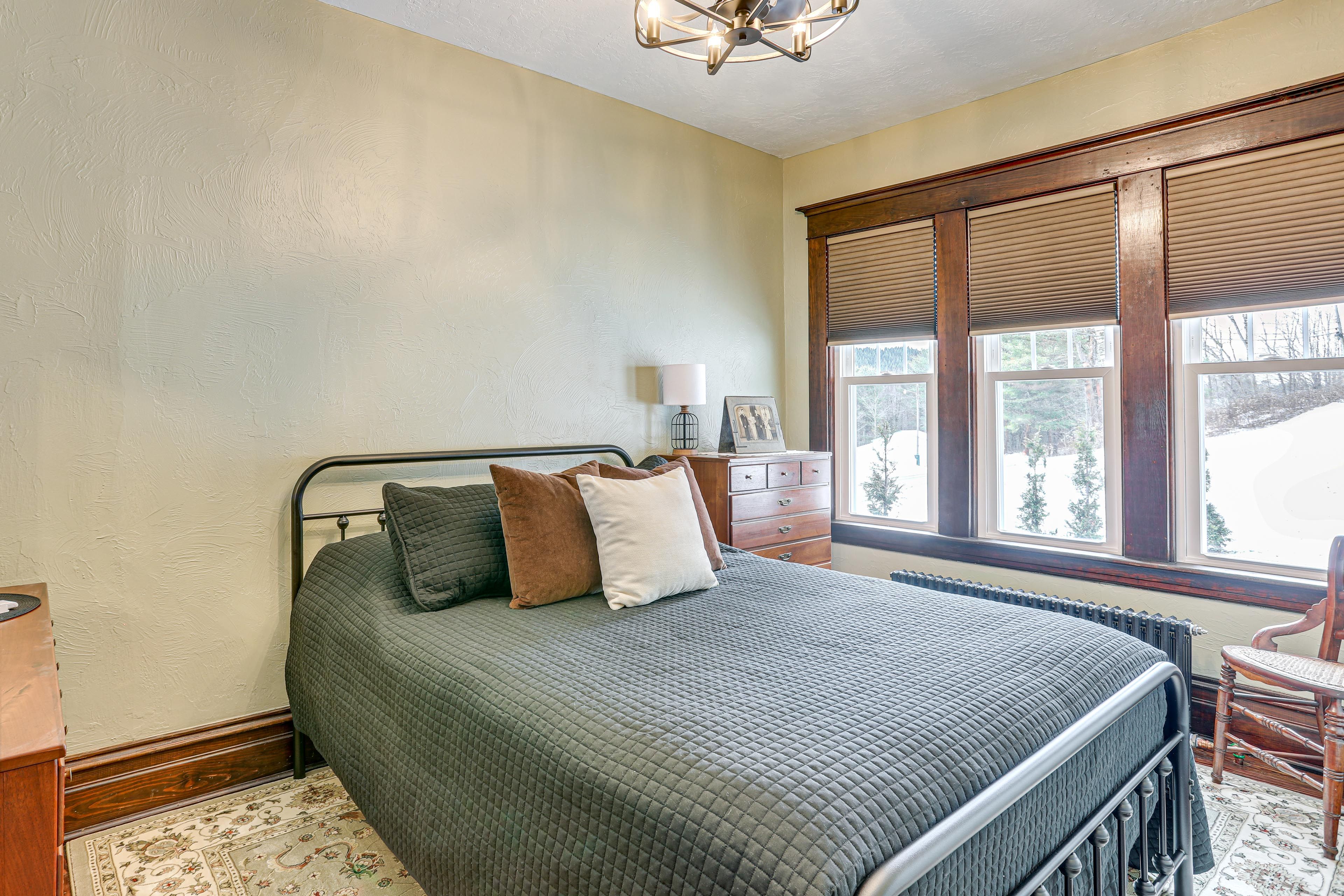 Bedroom 1 | Queen Bed | 1st Floor