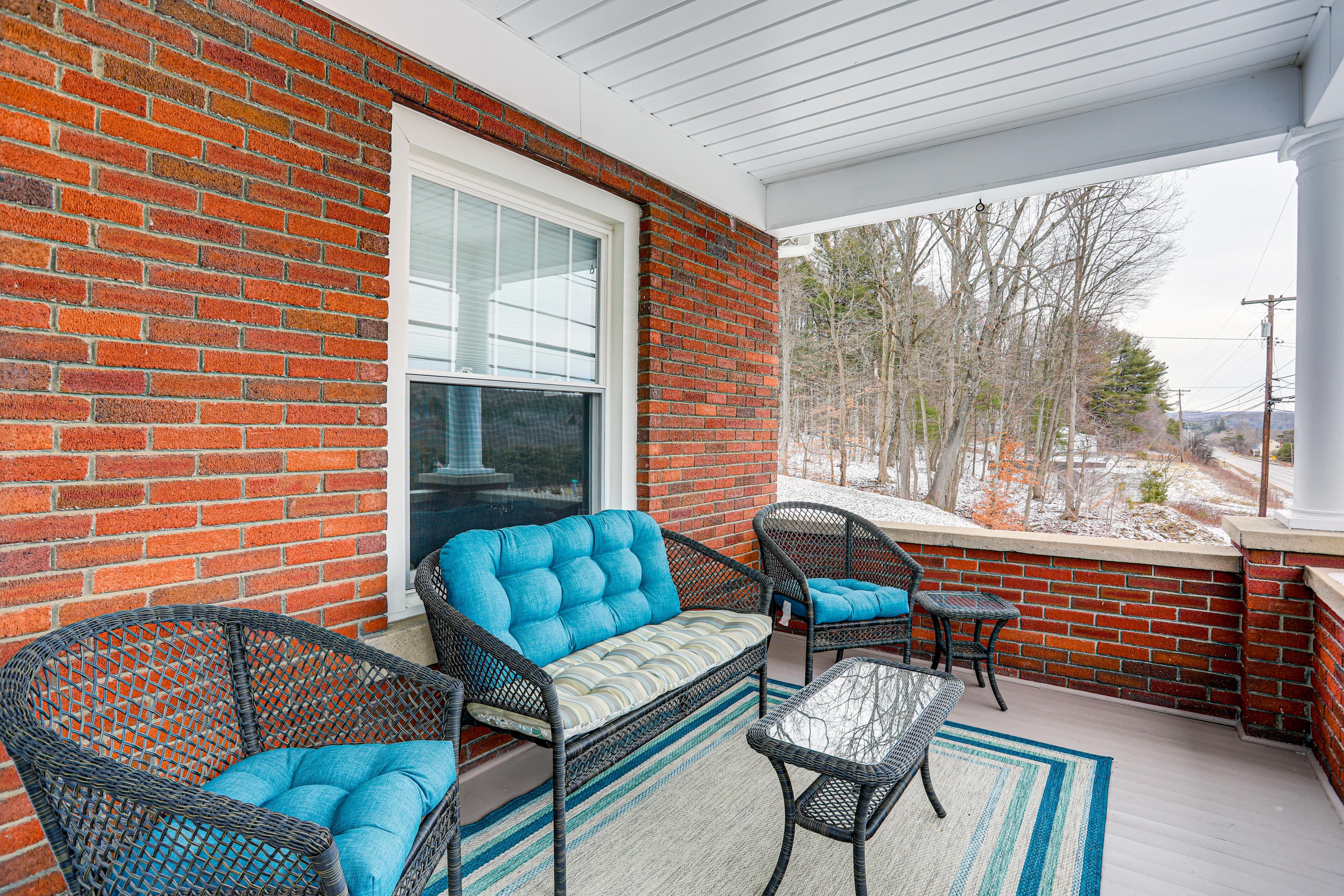 Covered Porch w/ Seating