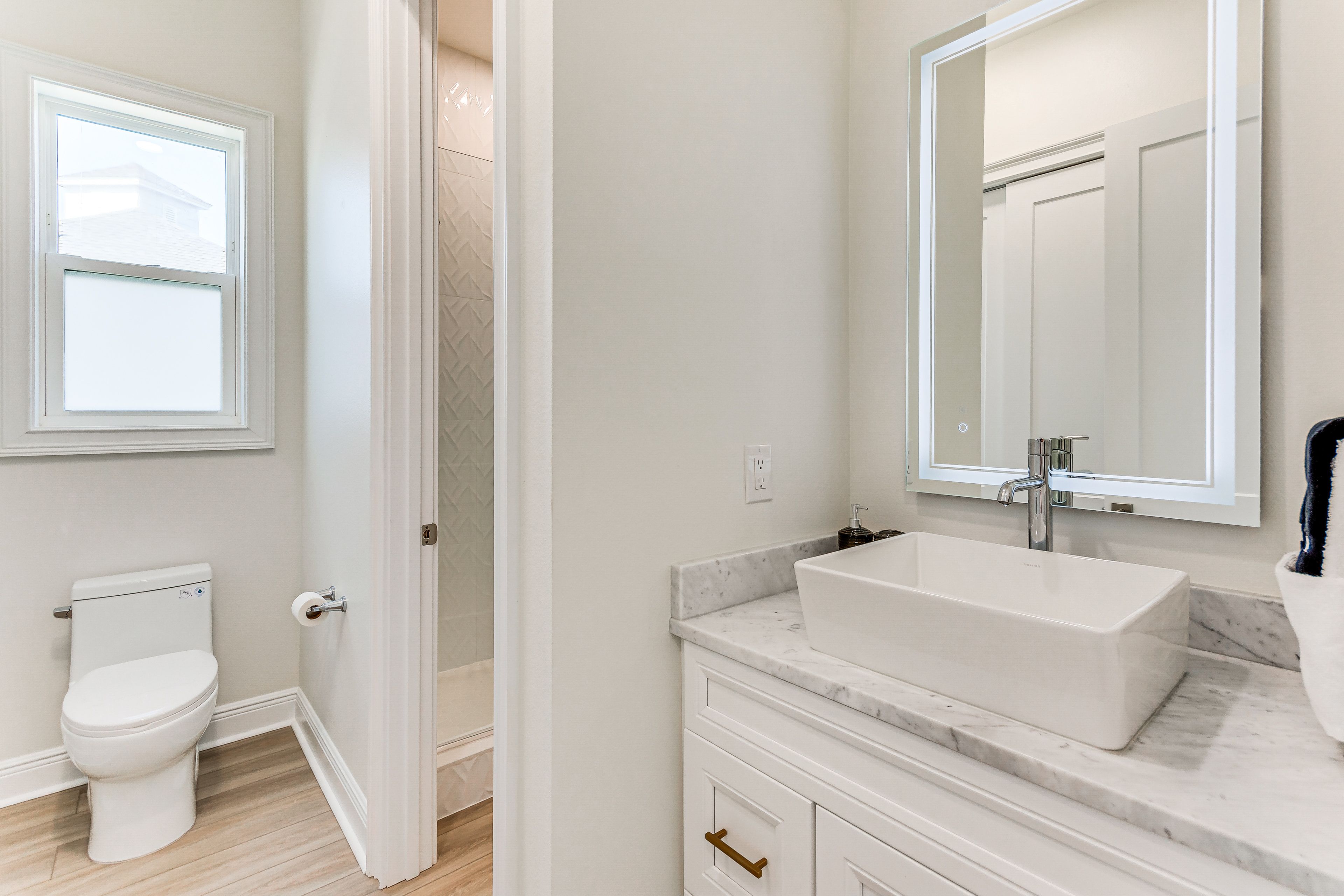 Jack-and-Jill Bathroom | 2nd Floor | Access via Bedrooms 3 & 4