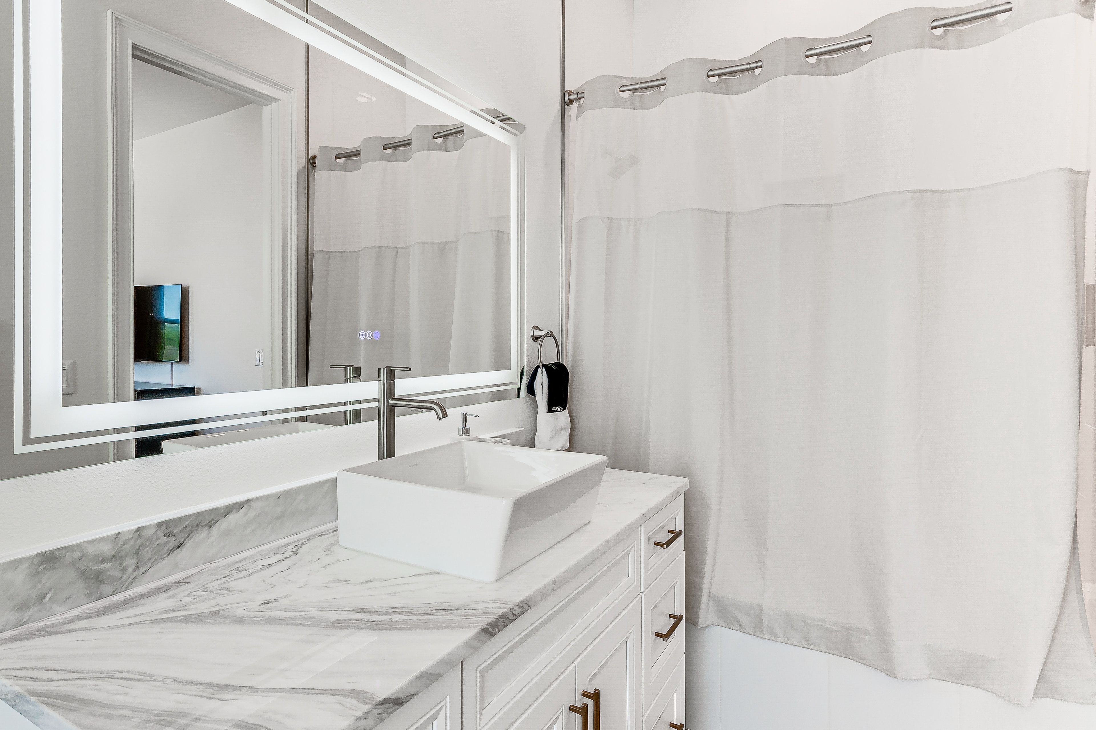 Full Bathroom | 2nd Floor | Complimentary Toiletries | Hair Dryer