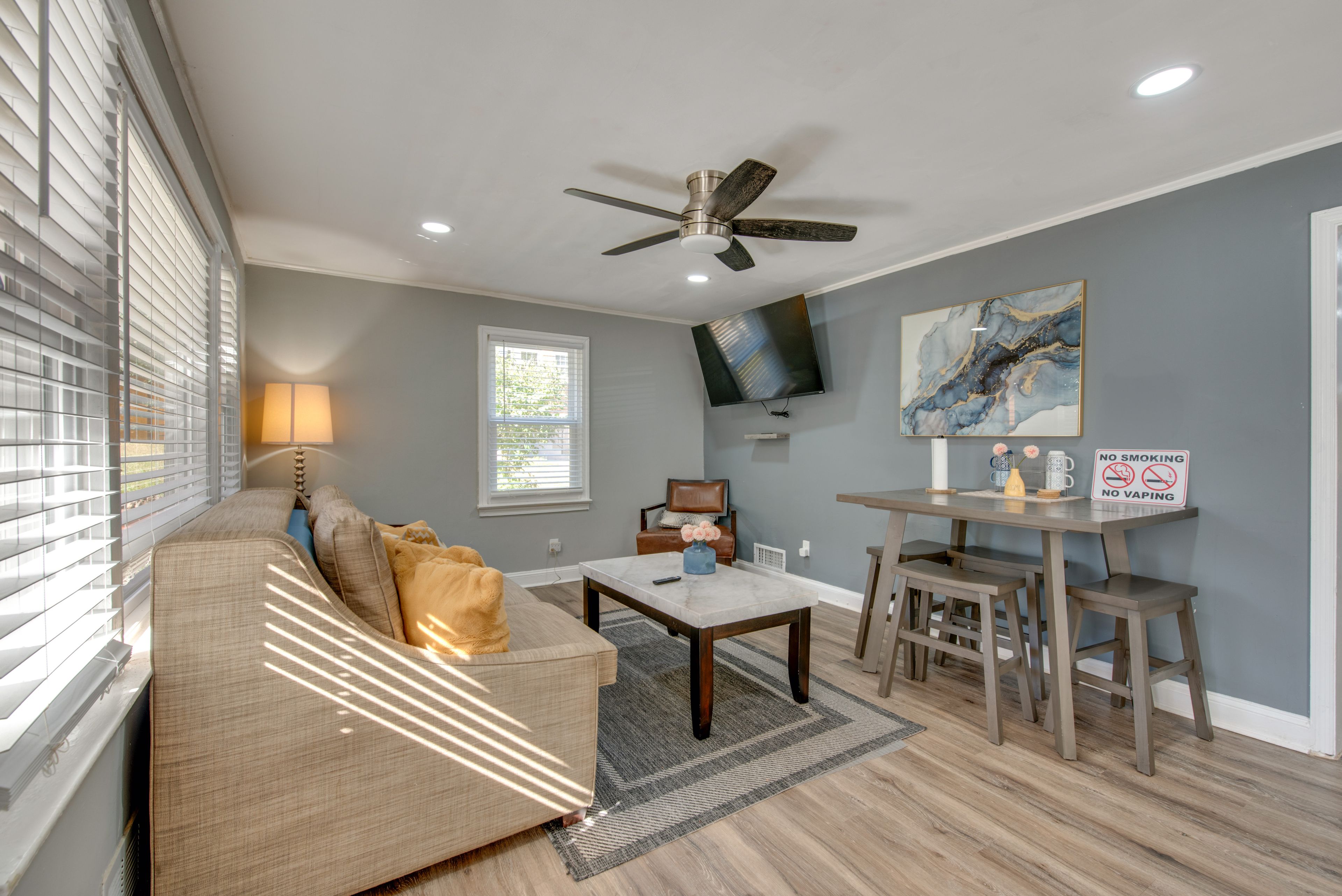 Living Room | Free WiFi | Central A/C & Heating | Smart TV