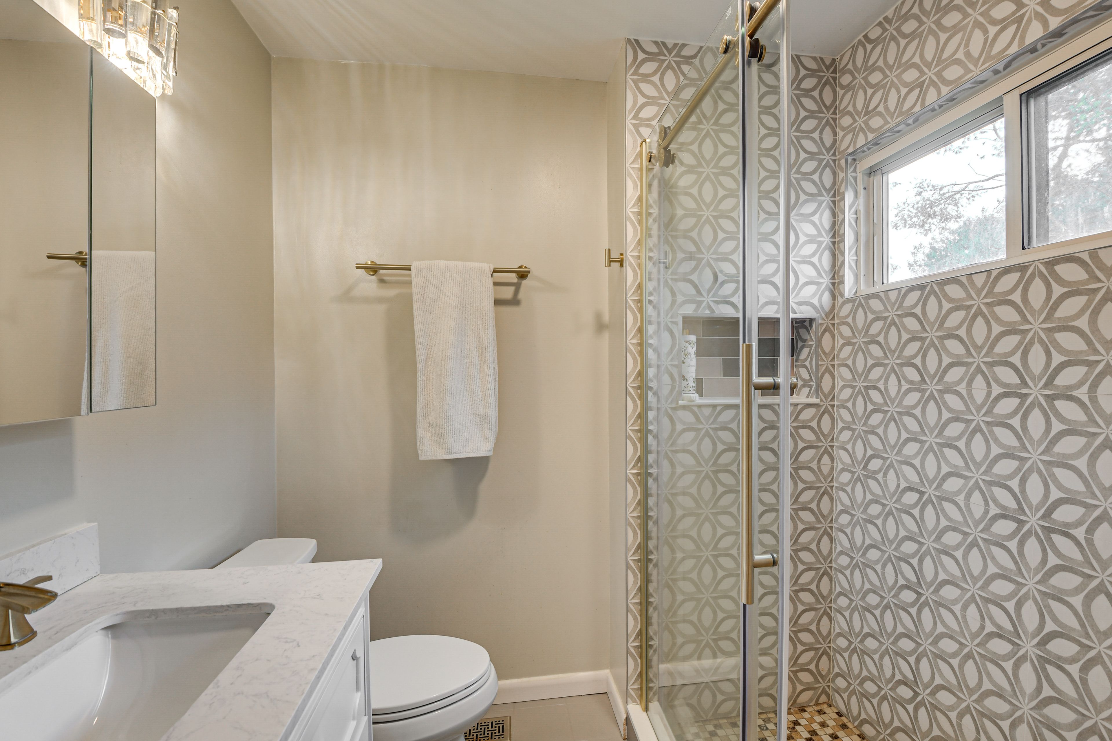 Full Bathroom | Towels Provided | 2nd Floor