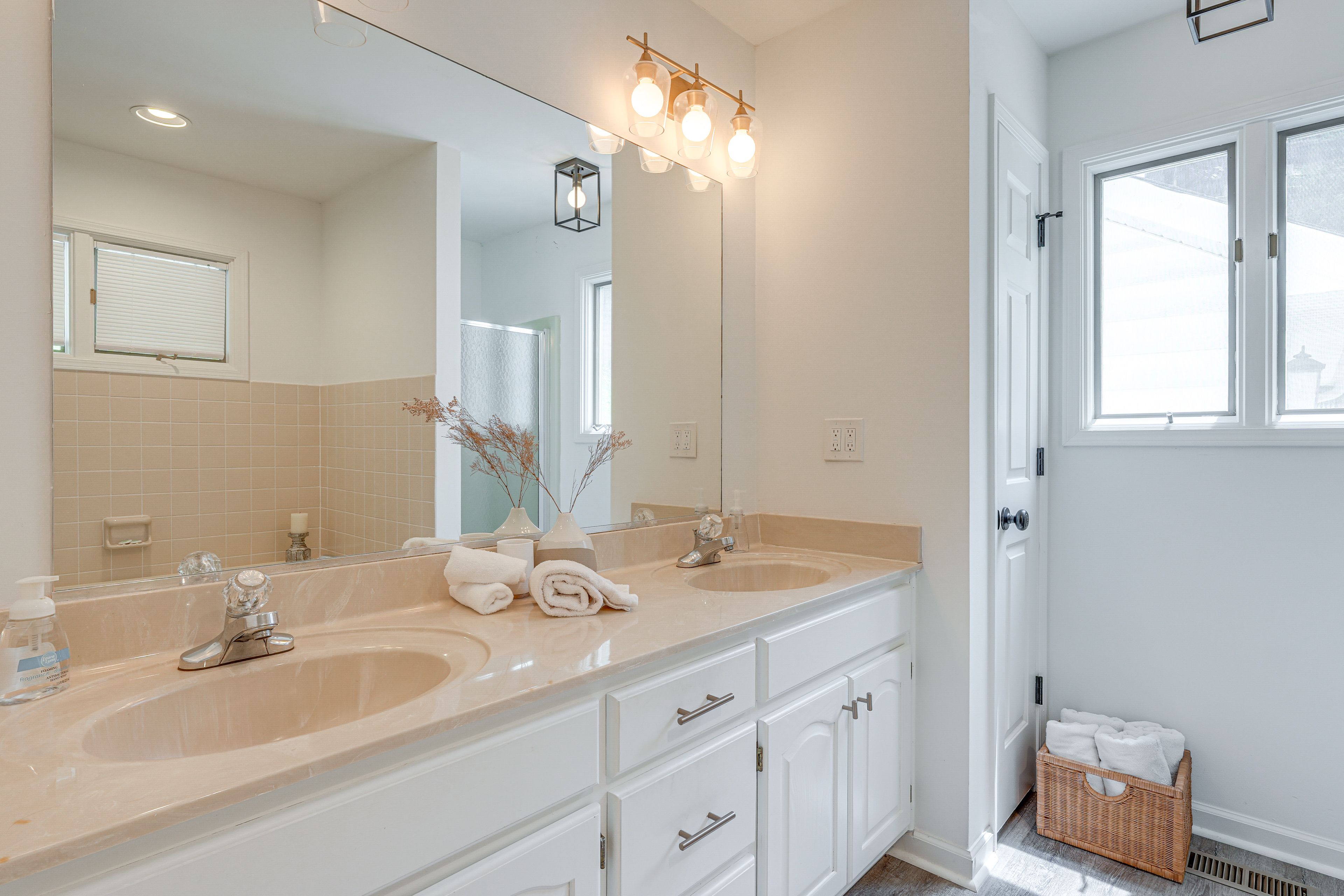 Full Bathroom | 1st Floor | Towels Provided