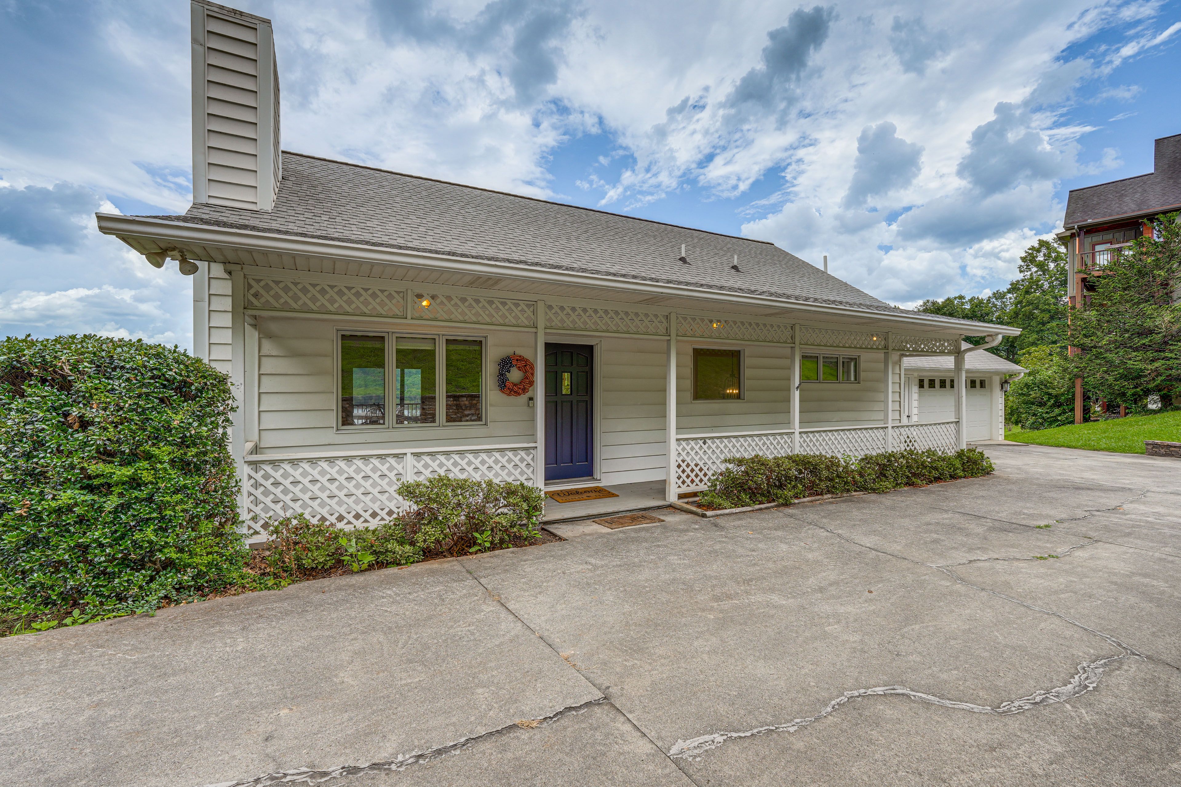 Exterior | Parking | Driveway (4 Vehicles)