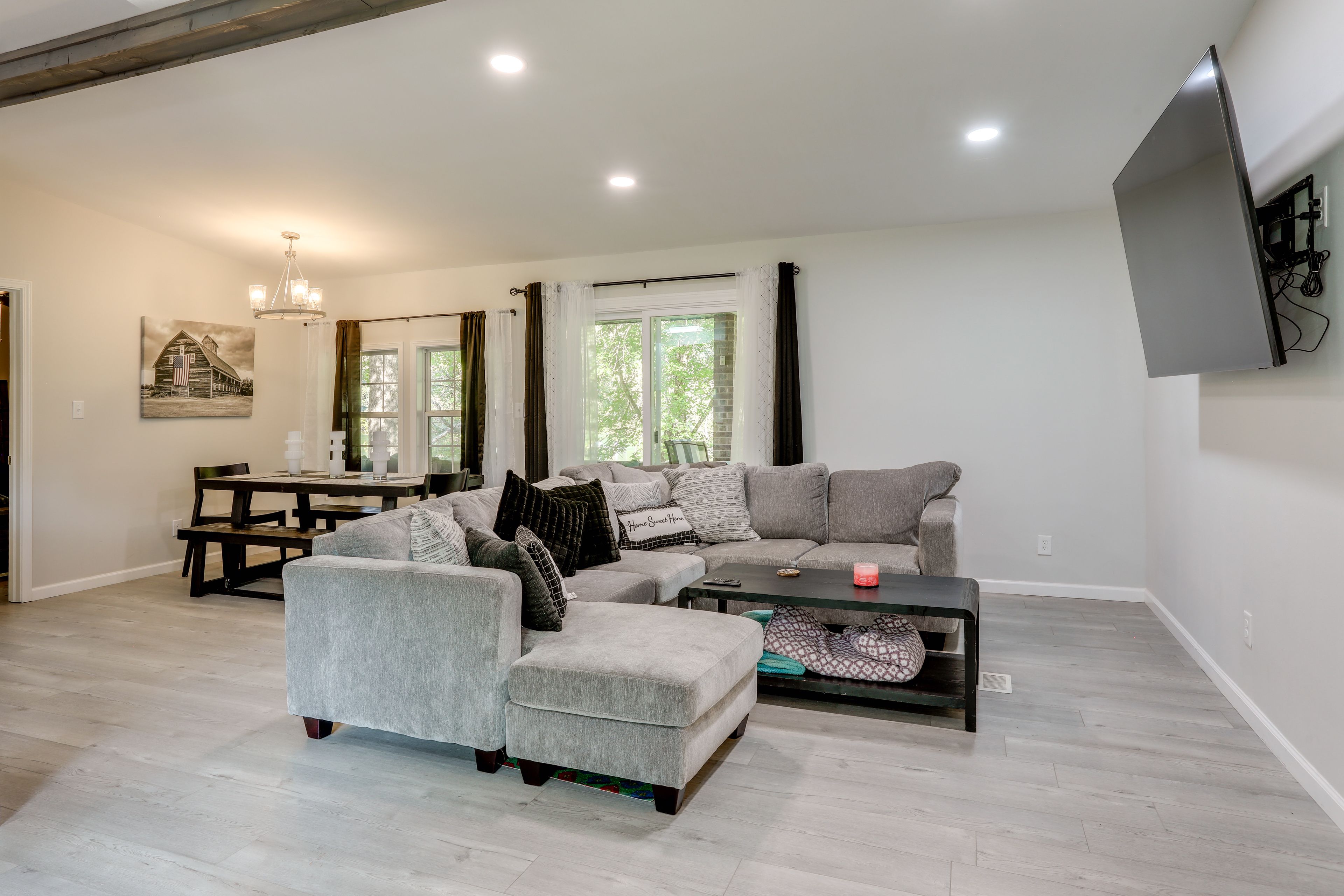 Living Area | Smart TV | Board Games