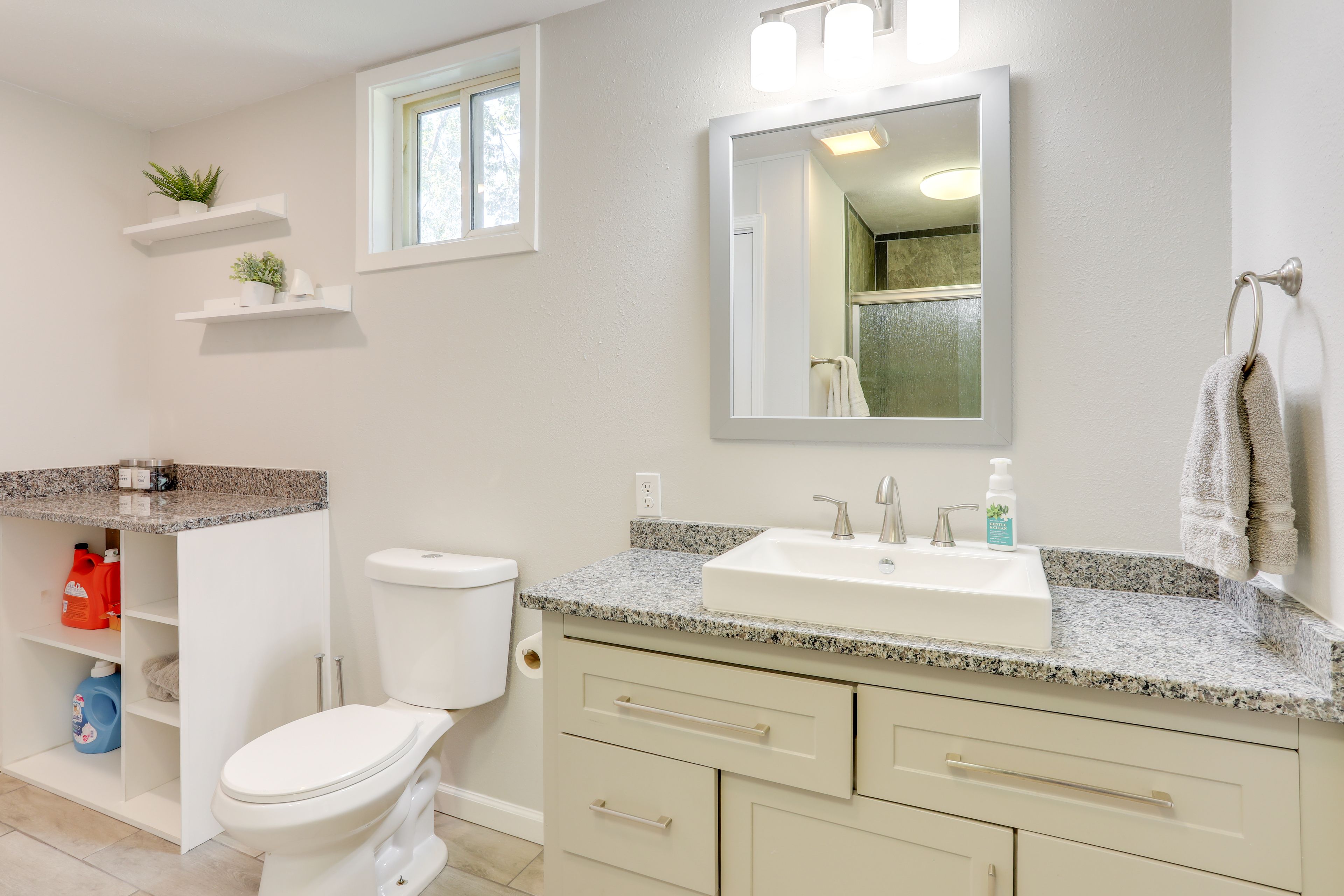 Full Bathroom | Towels Provided | Laundry