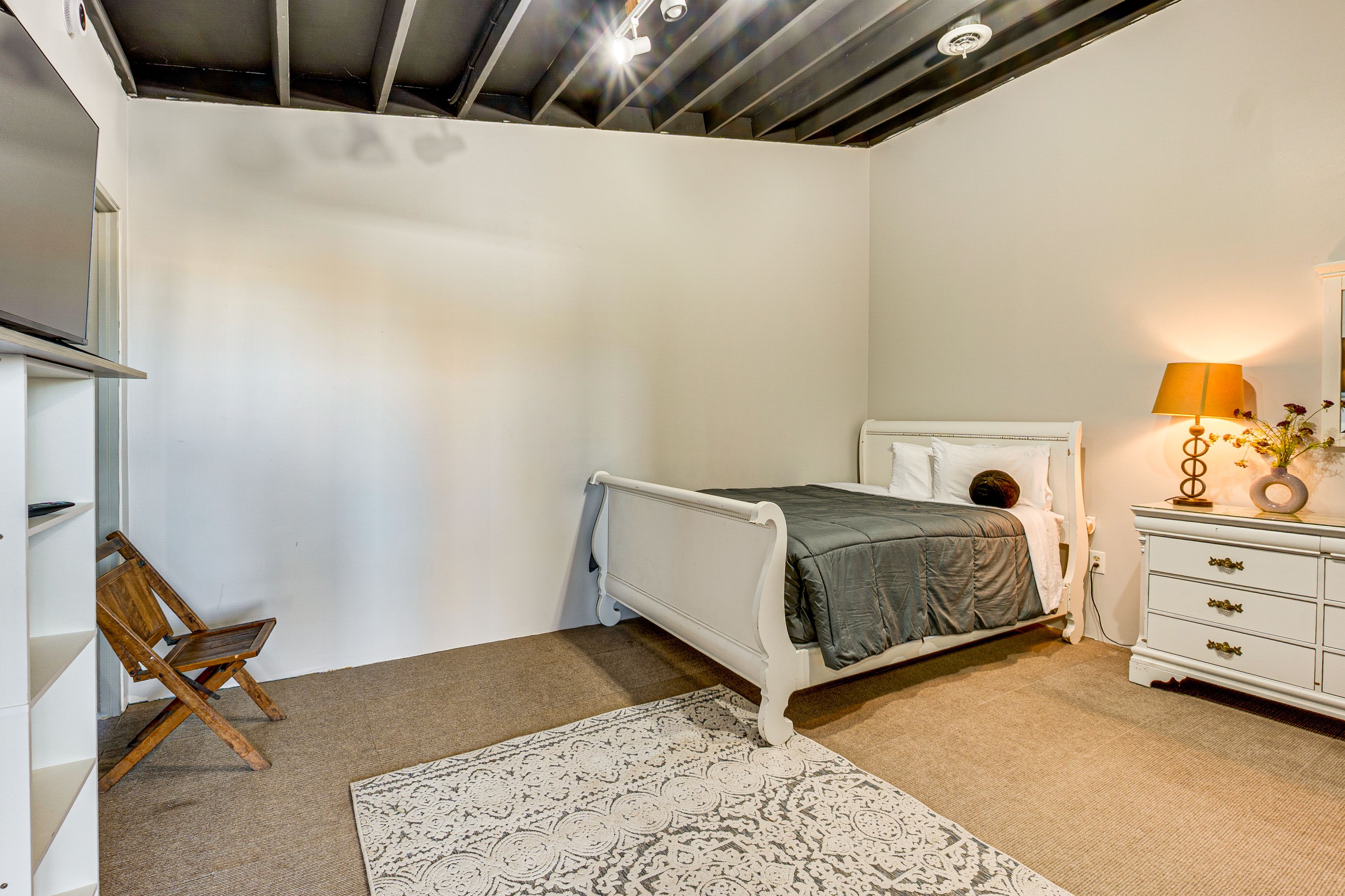 Sleeping Nook 1 | 1st Floor | Queen Bed | Smart TV