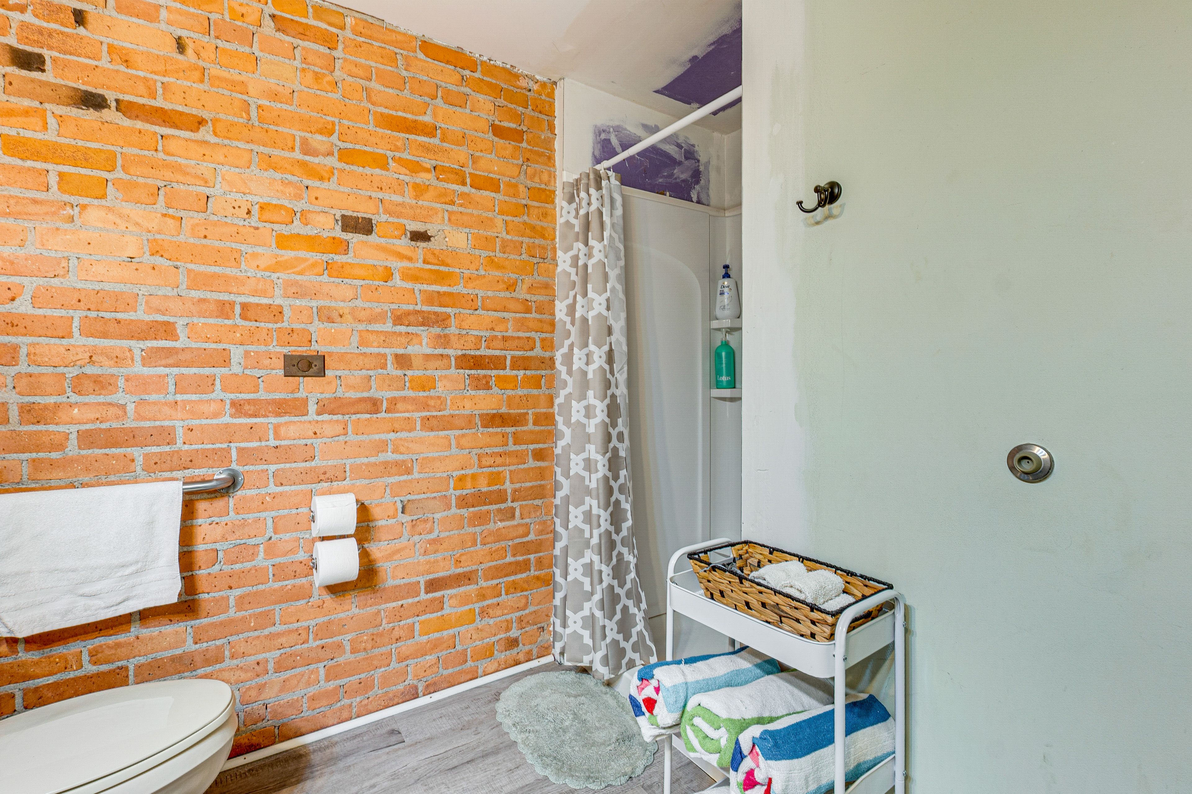 Full Bathroom | 1st Floor | Towels Provided