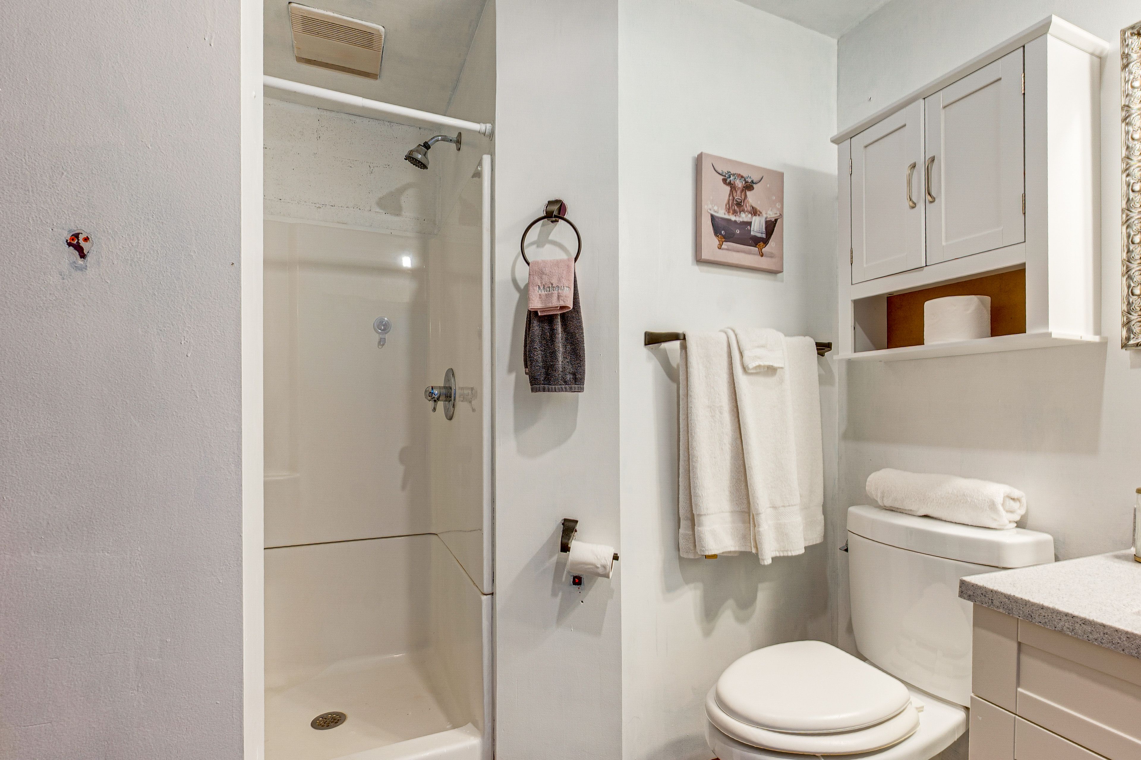 Full Bathroom | 1st Floor | Complimentary Toiletries
