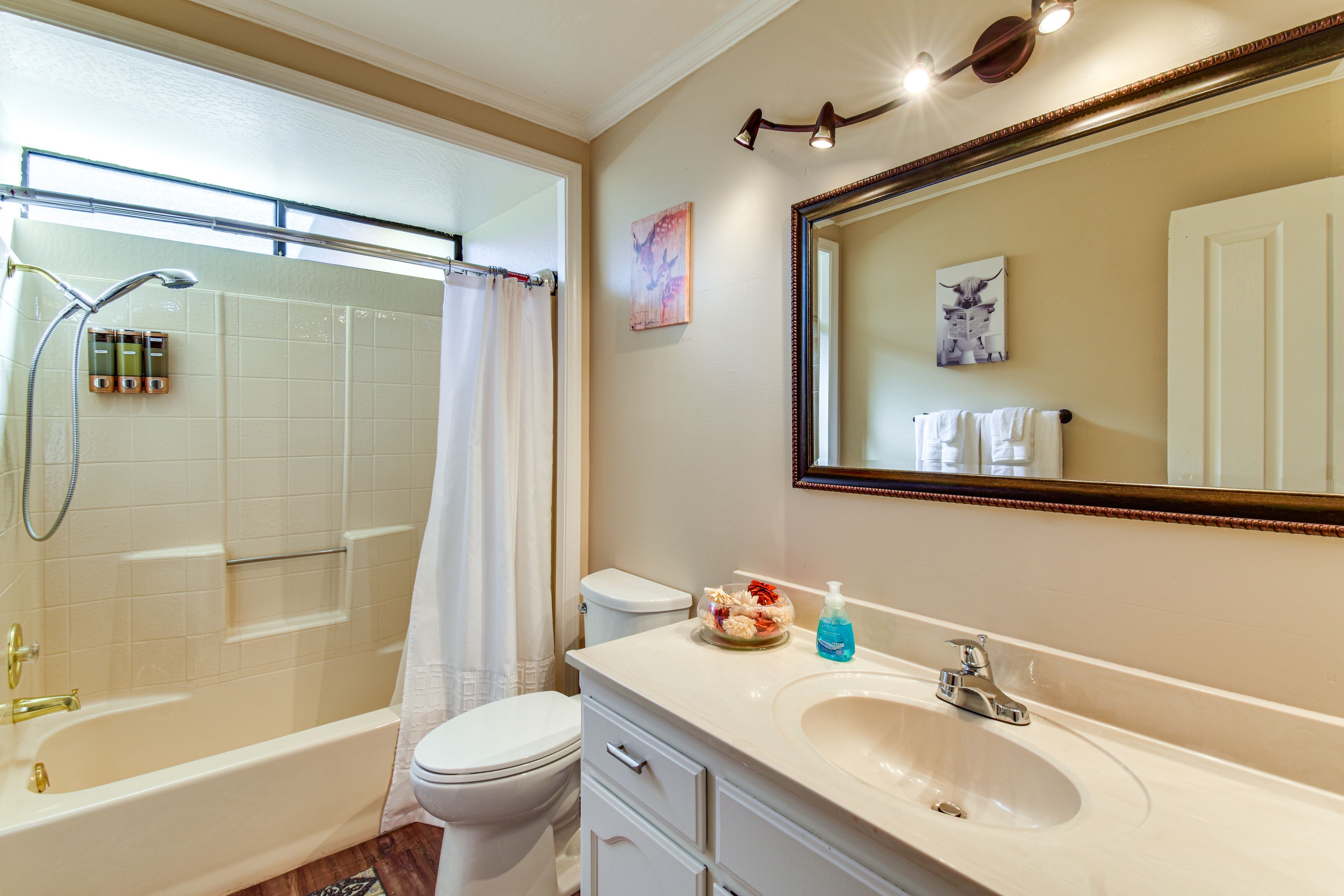 Full Bathroom | Main Level | Complimentary Toiletries | Hair Dryer