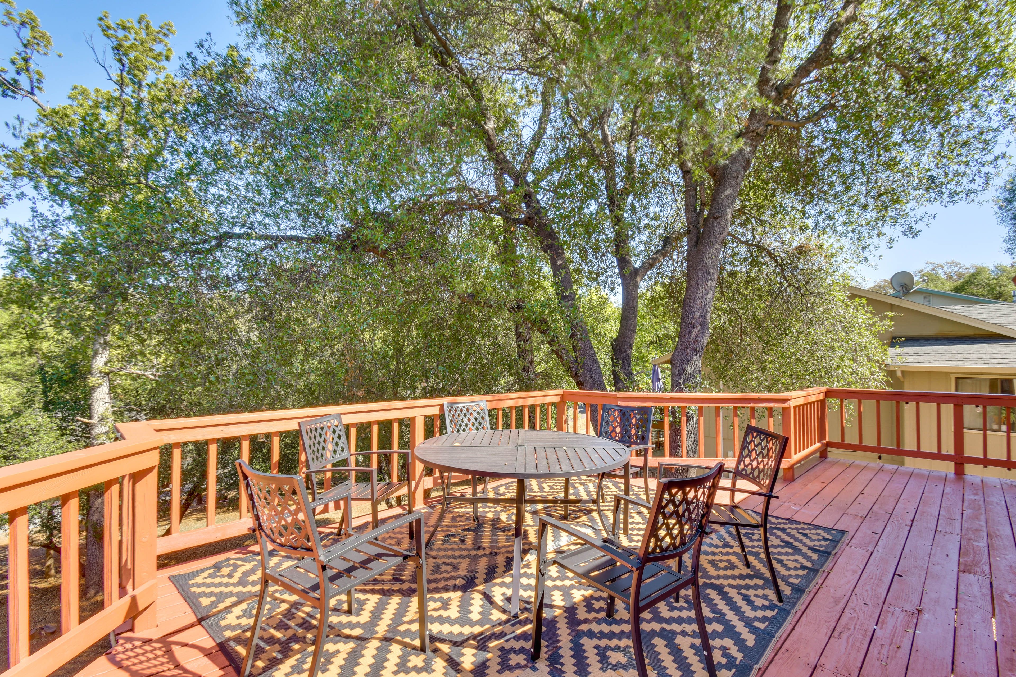 Main-Level Deck | Outdoor Dining | Gas Grill