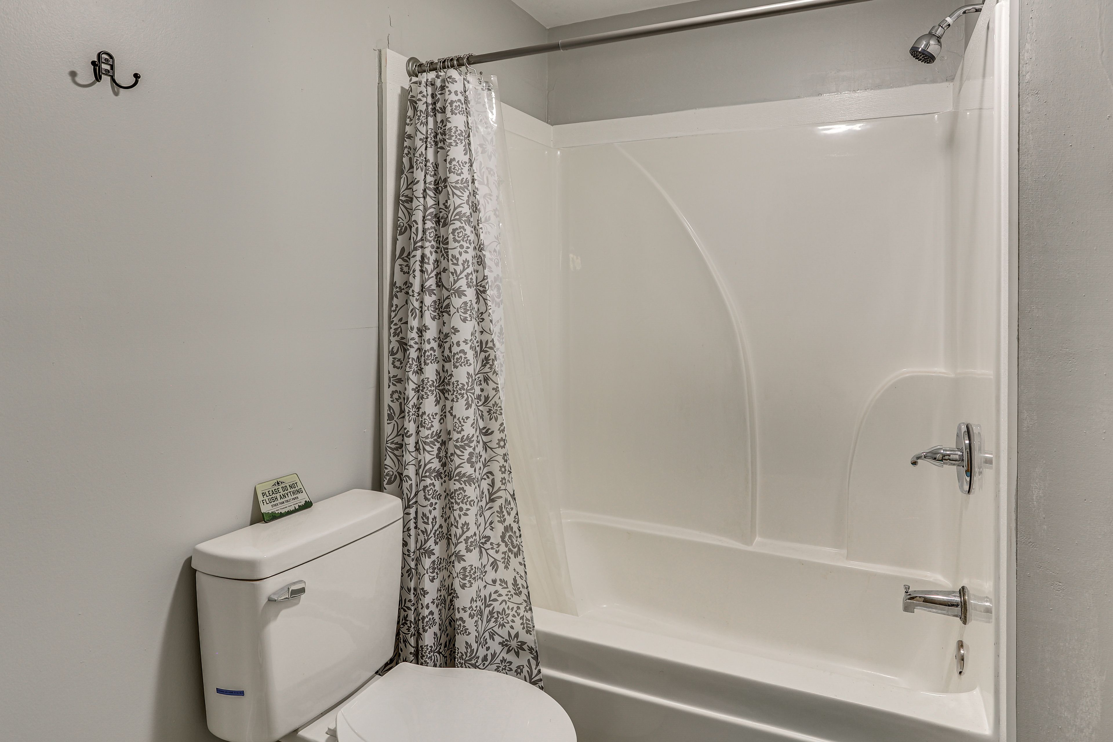 Full Bathroom | 1st Floor | Towels Provided