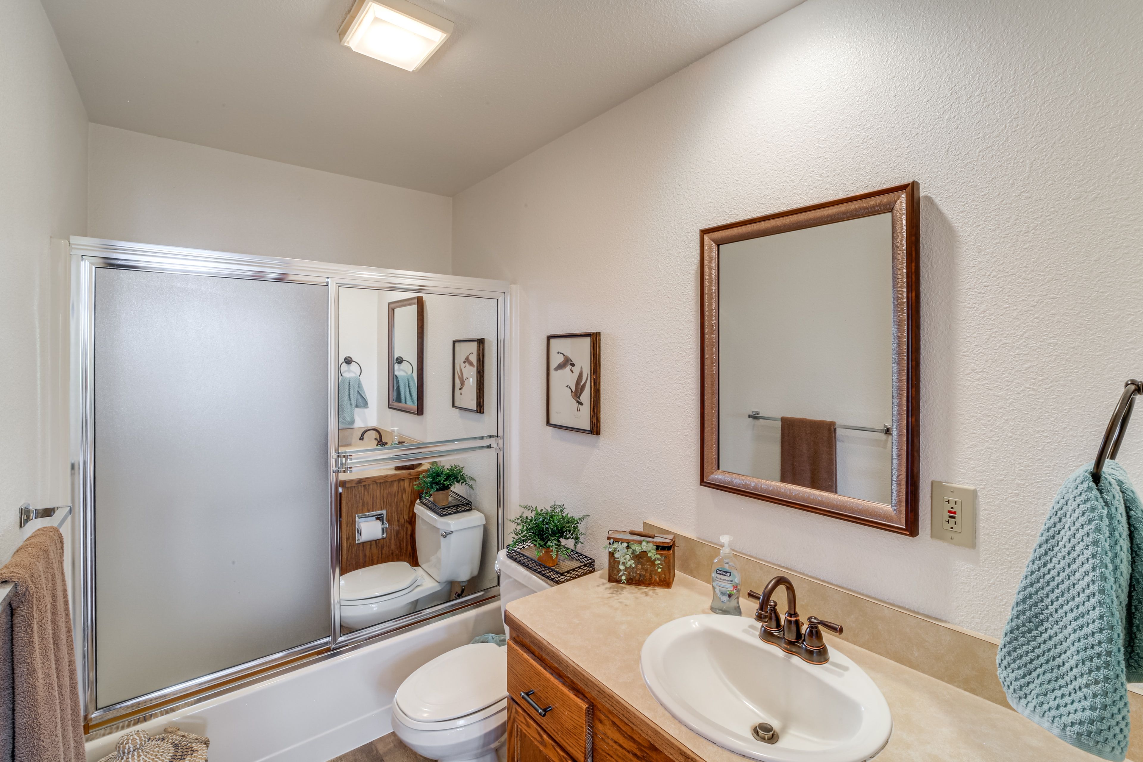 Full Bathroom | Towels Provided | Main Floor
