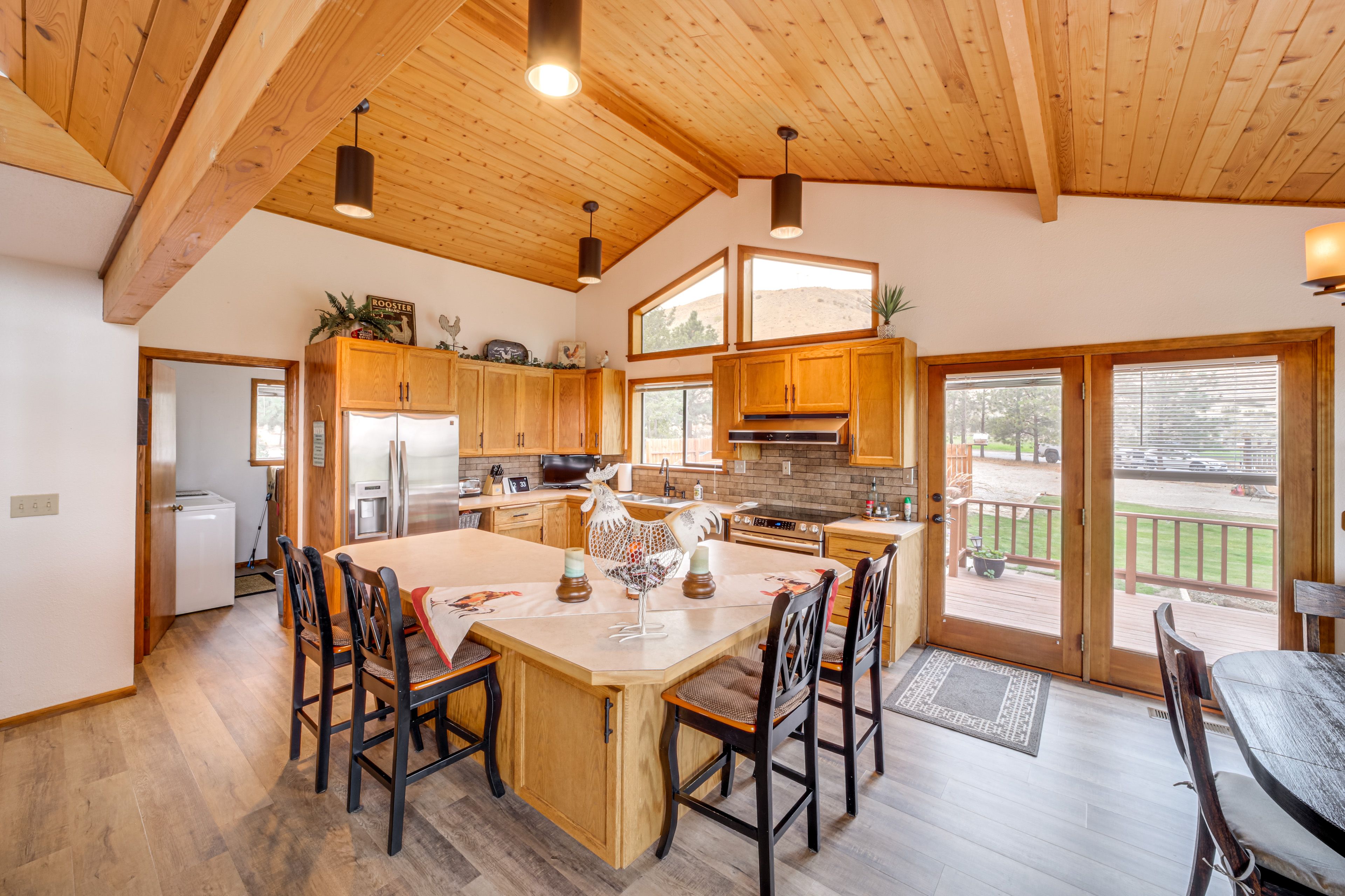 Breakfast Bar | Kitchen | Main Floor