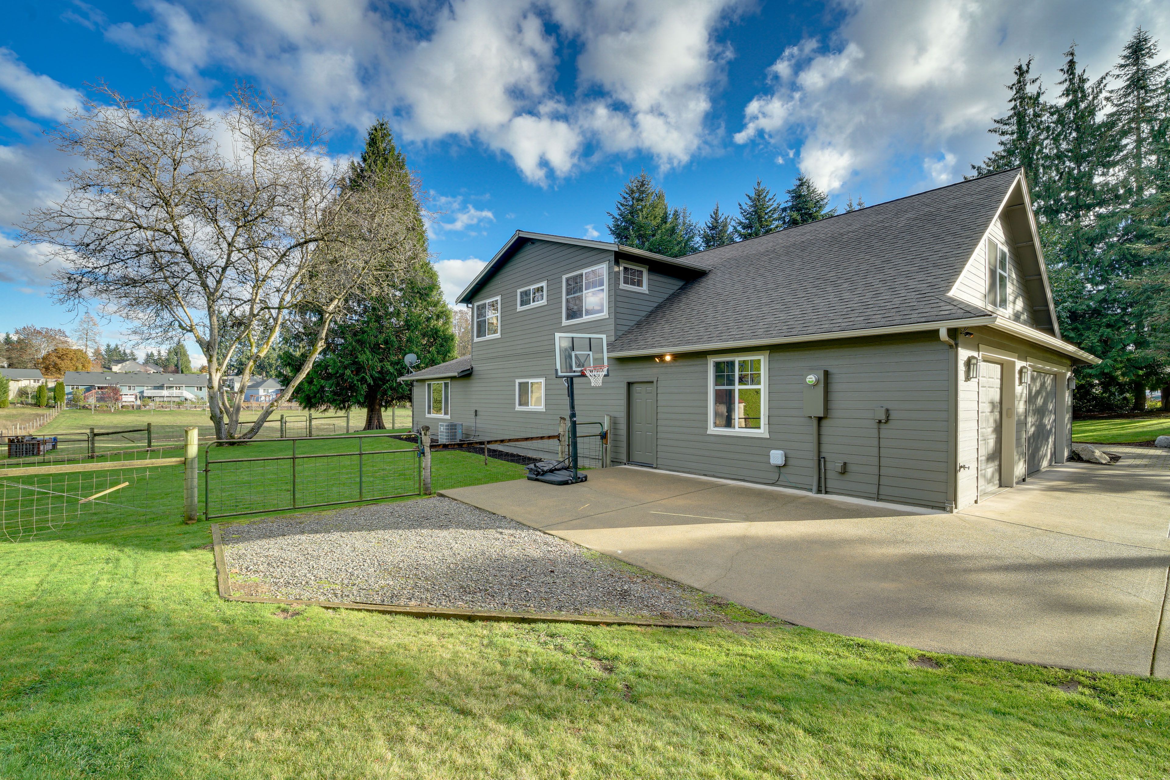 Exterior | Parking | Garage (2 Vehicles) | Driveway (6 Vehicles)