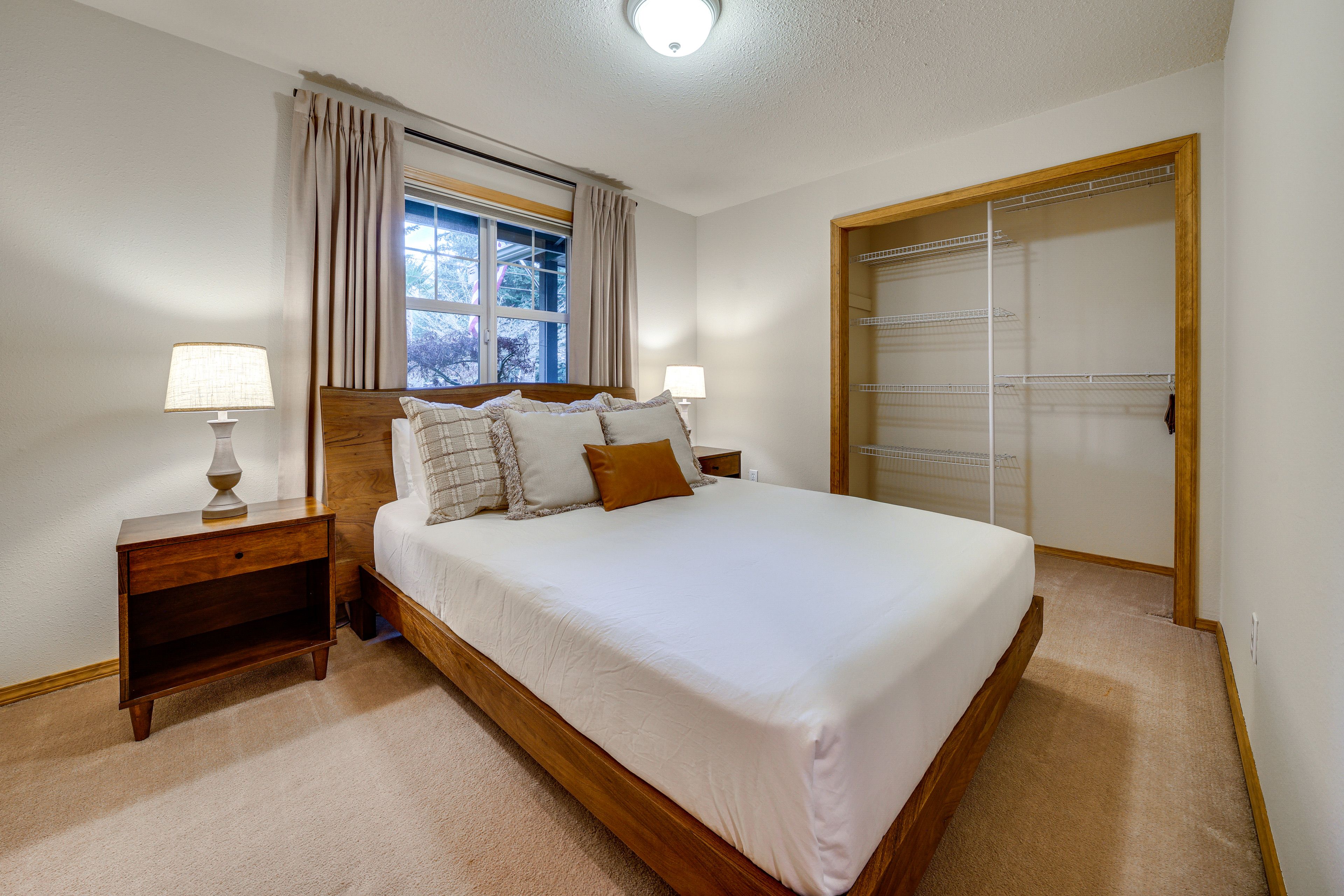 Bedroom 1 | Queen Bed | 1st Floor