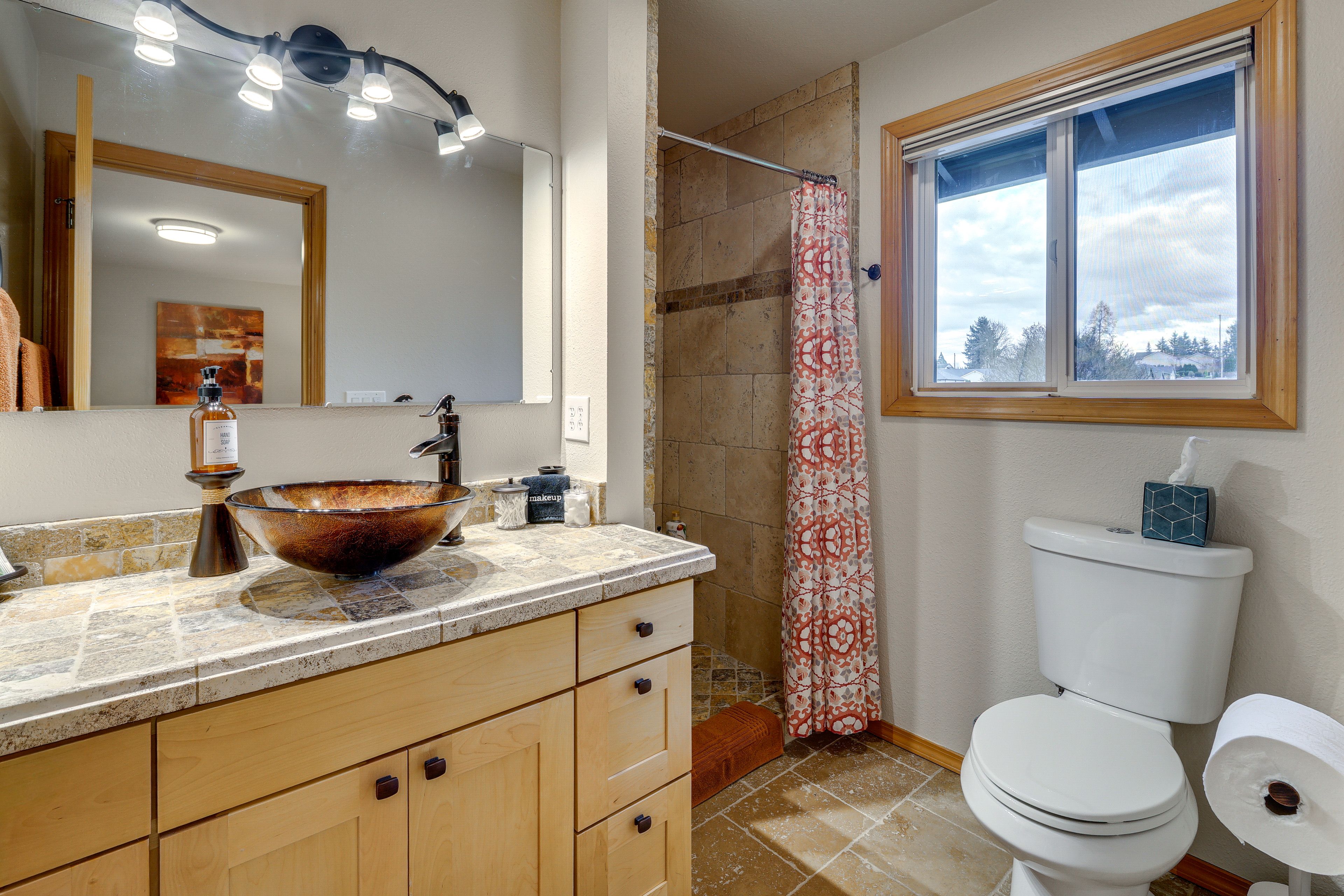 Full Bath | 1st Floor