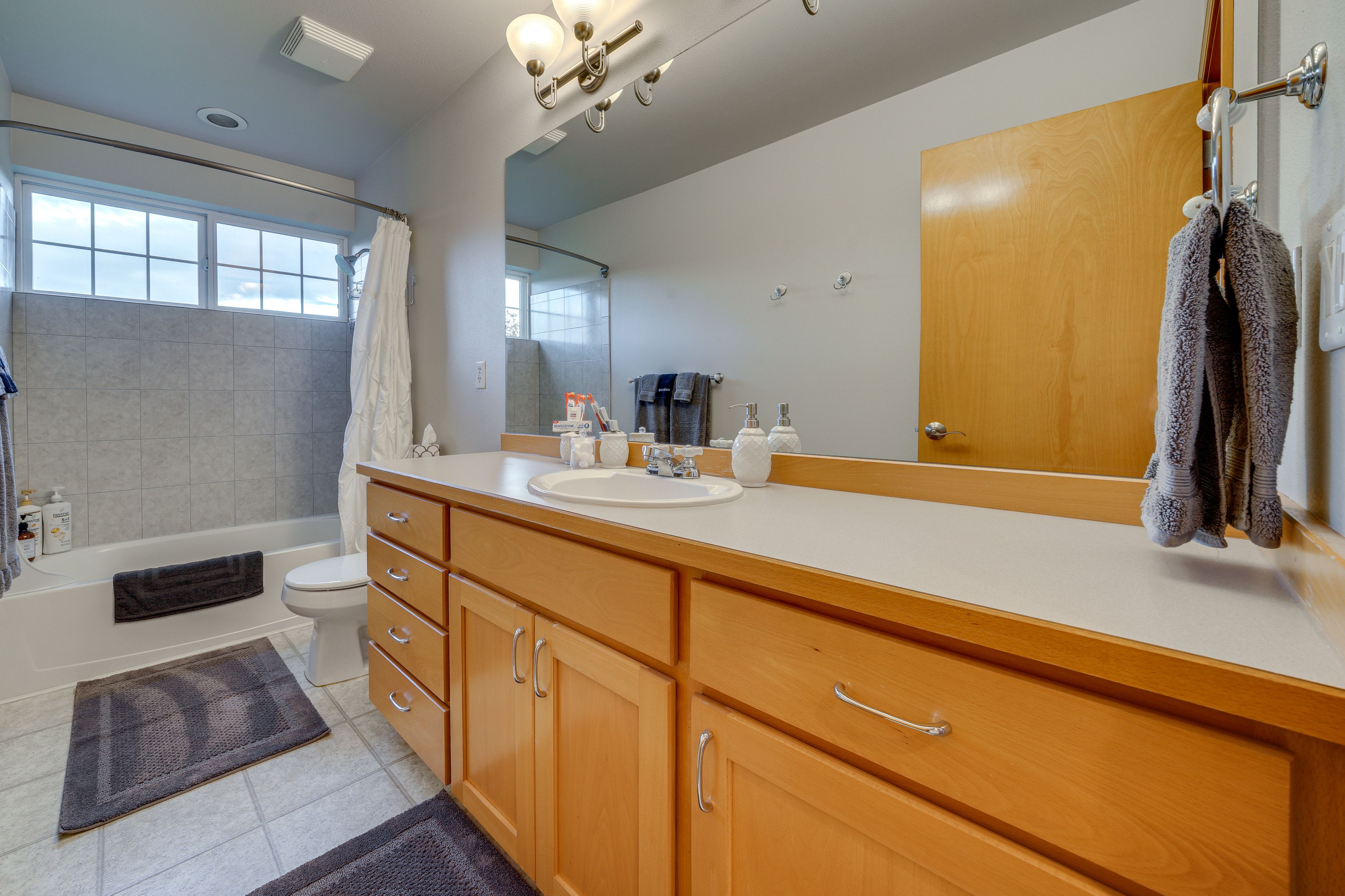 Full Bath | 2nd Floor