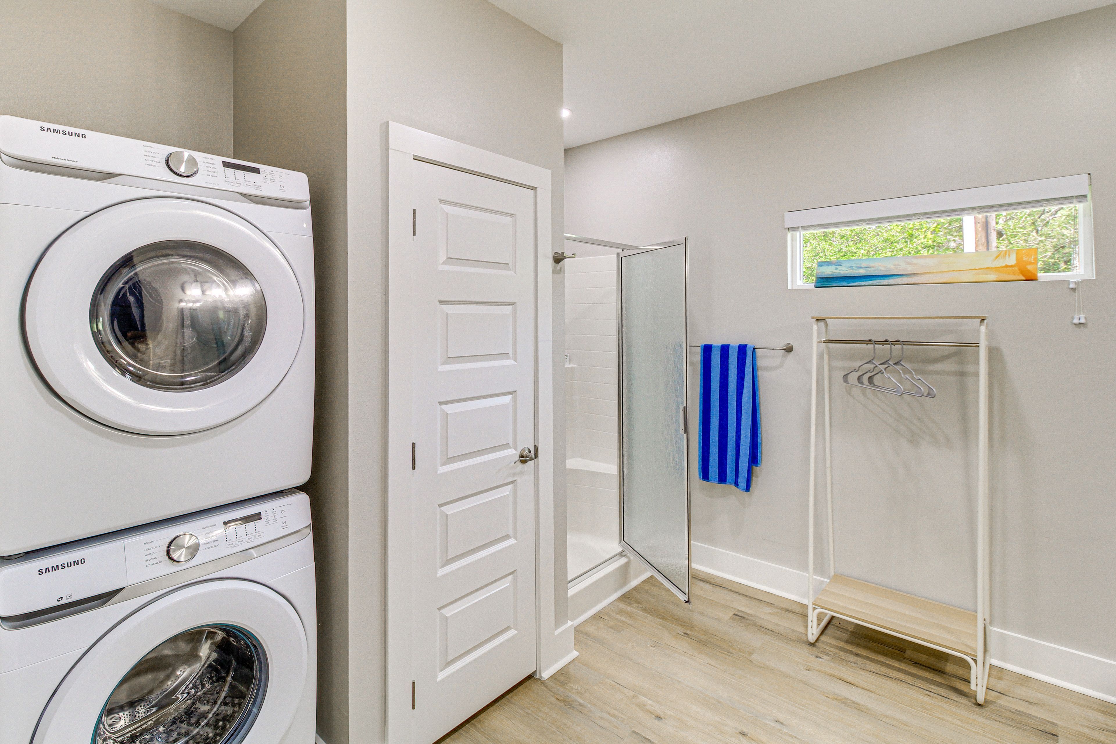 Full Bathroom | Towels Provided | Washer & Dryer