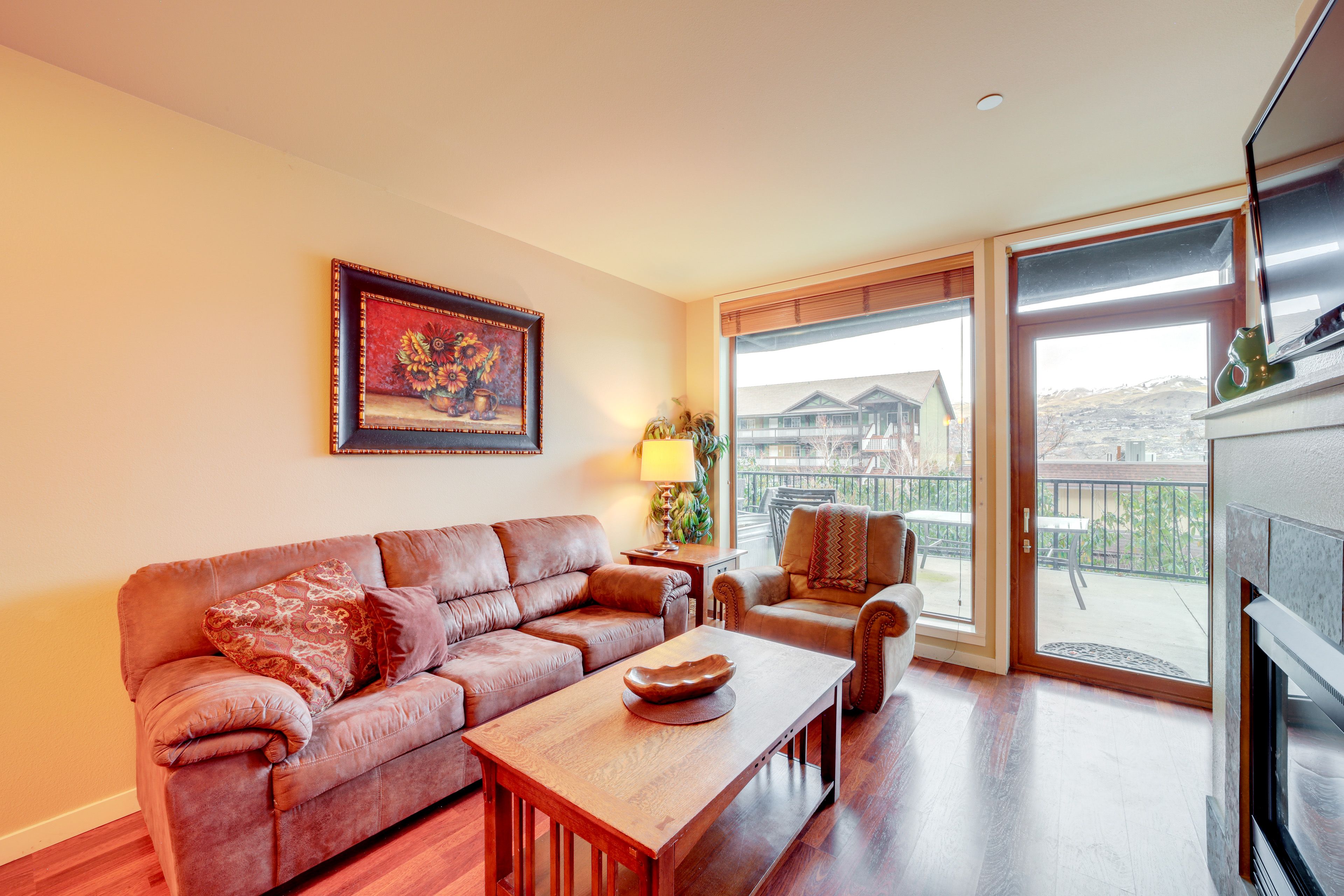 Living Room | Central A/C & Heating | Free WiFi