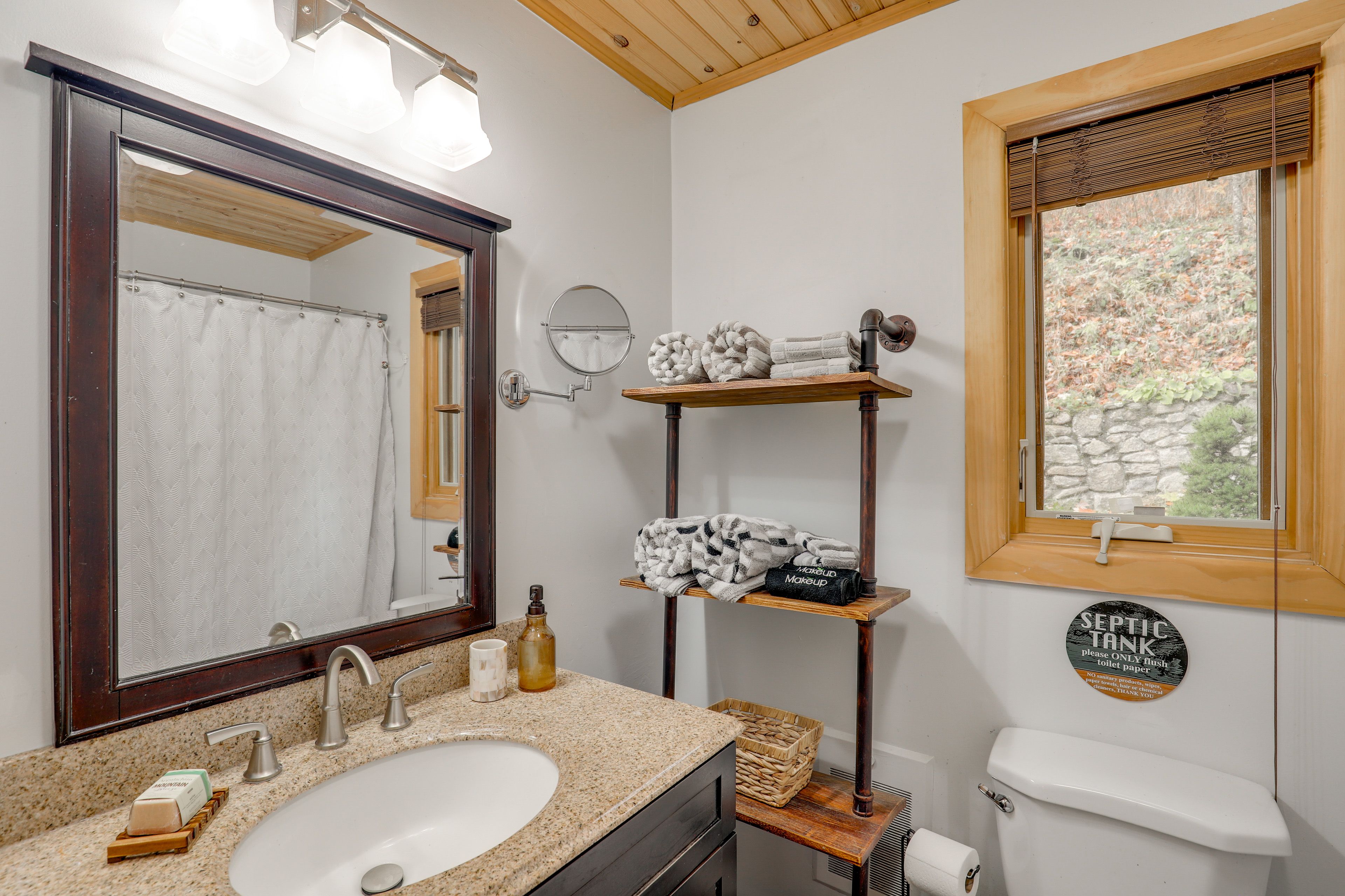 Bathroom | 1st Floor