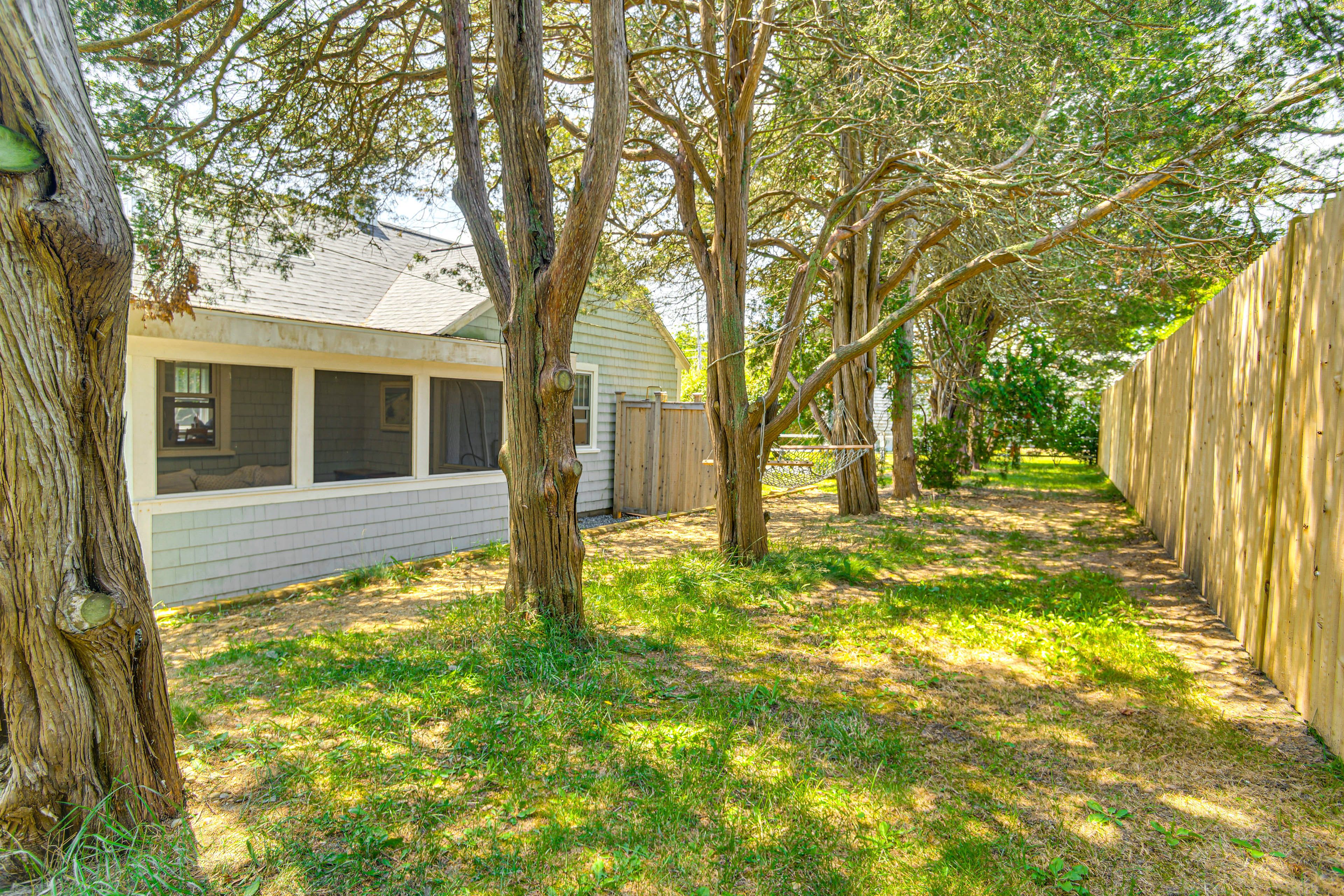 Private Yard | Hammock | Smoker Grill