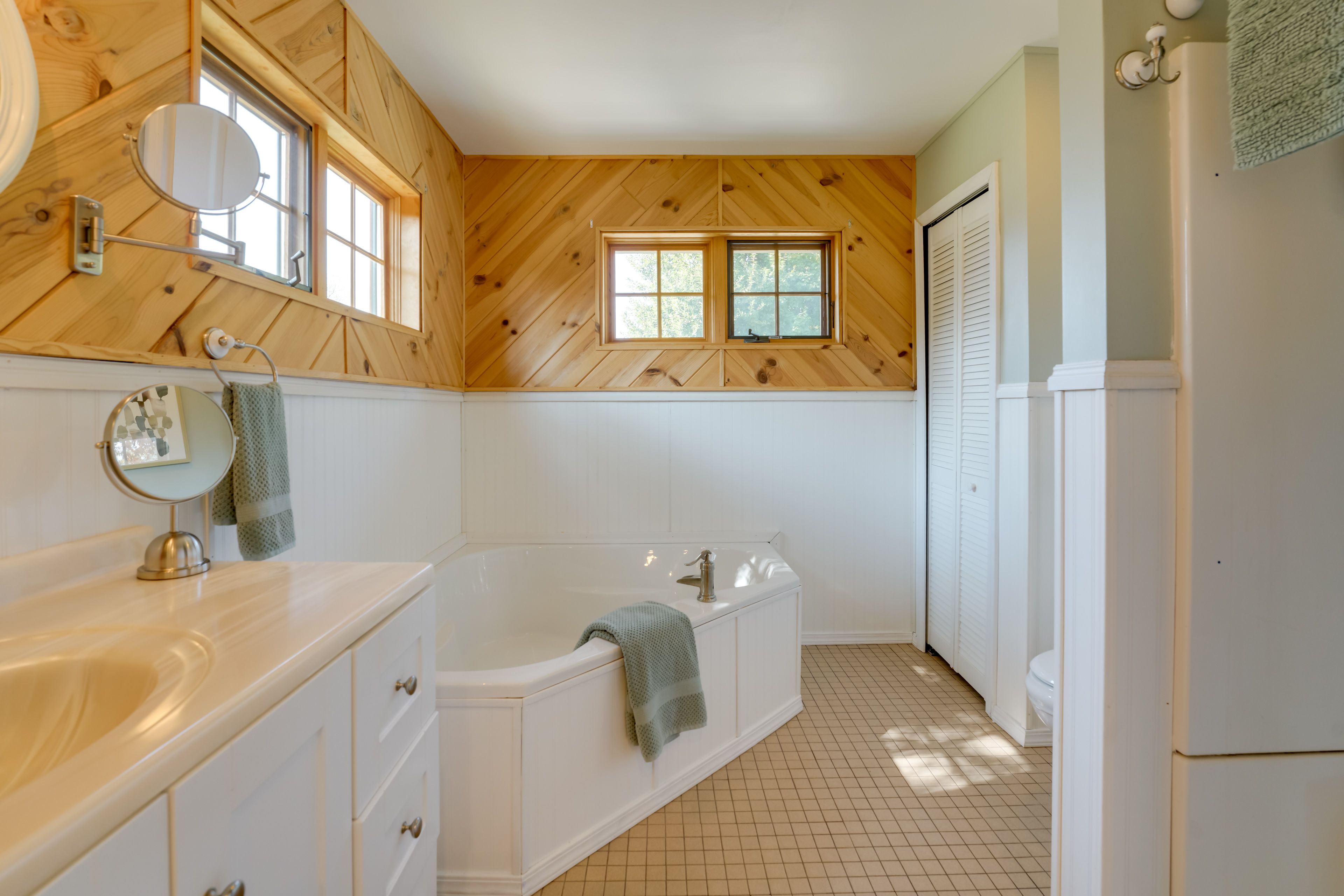 Full Bathroom | 1st Floor | Towels Provided