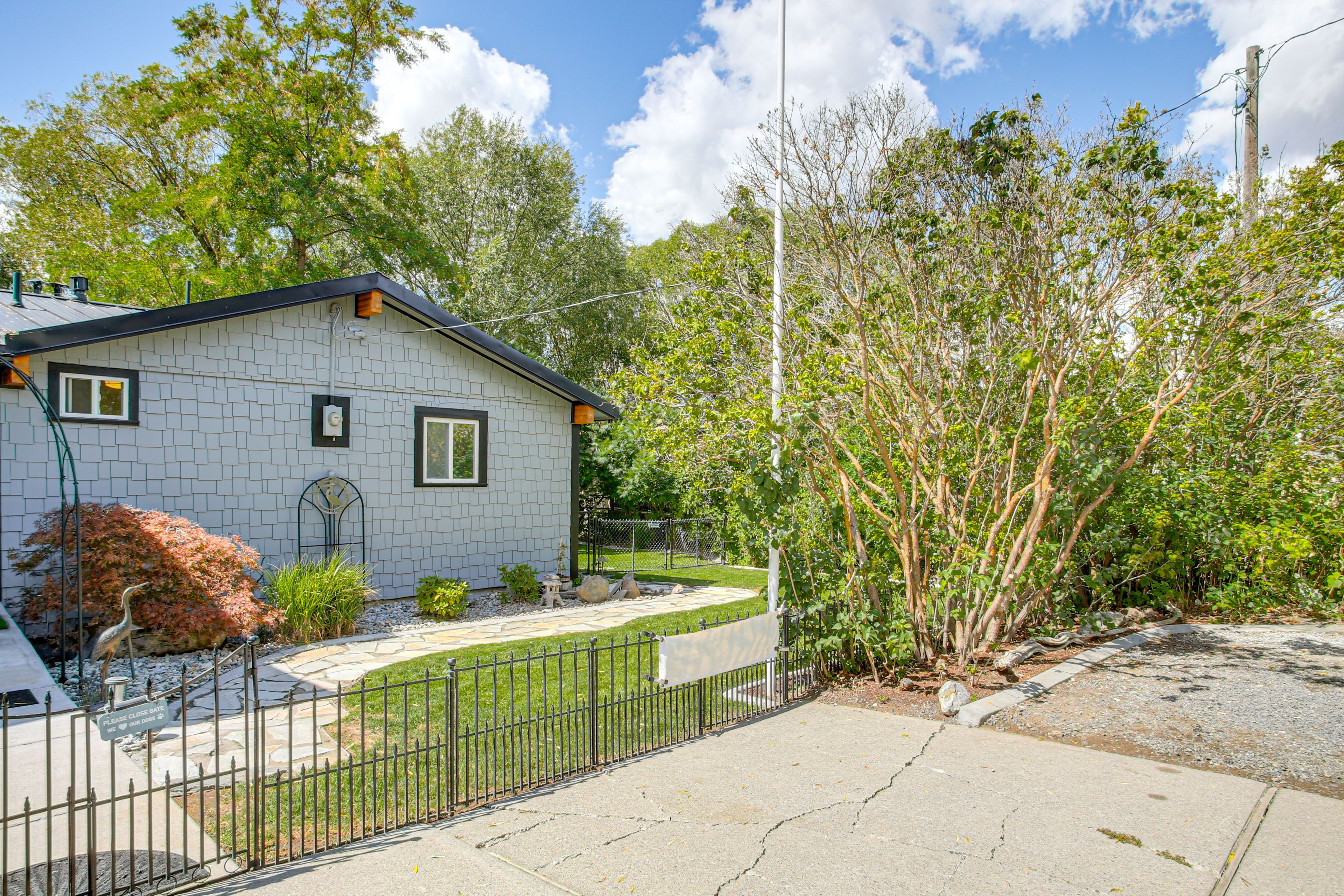 Parking | Driveway (4 Vehicles) | Boat/Trailer Parking Available