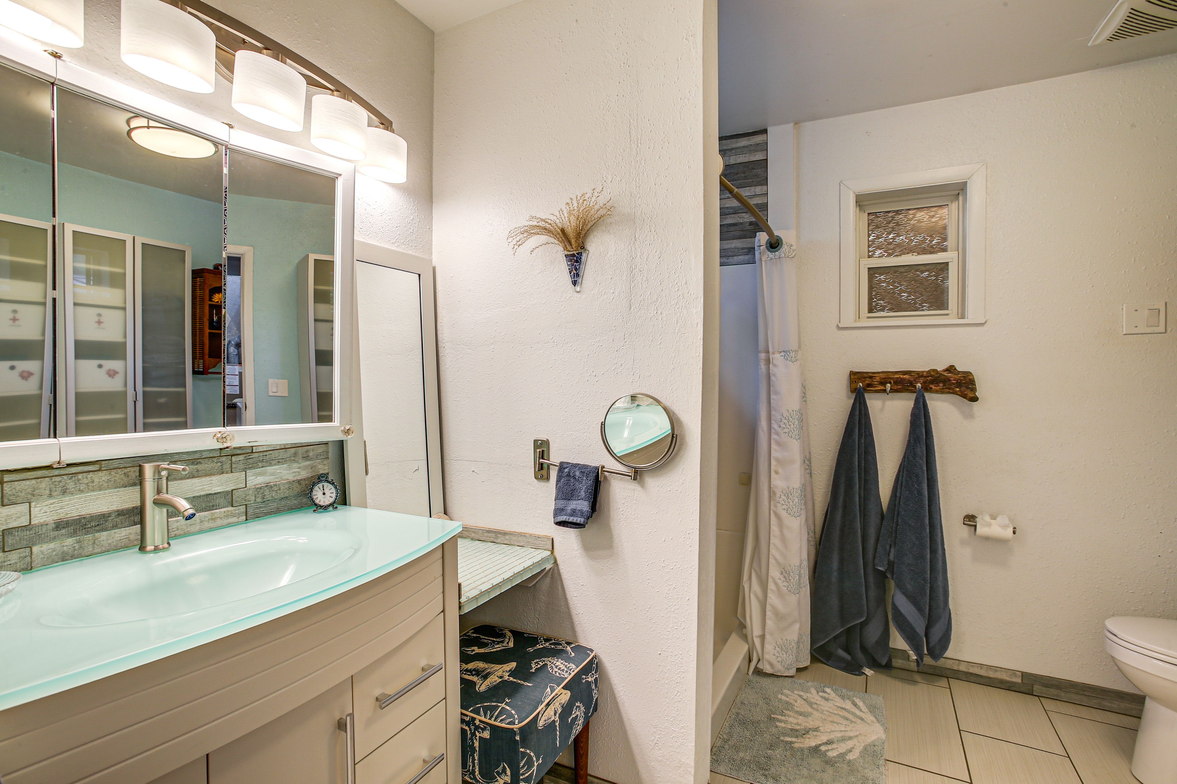 Full Bathroom | Towels Provided