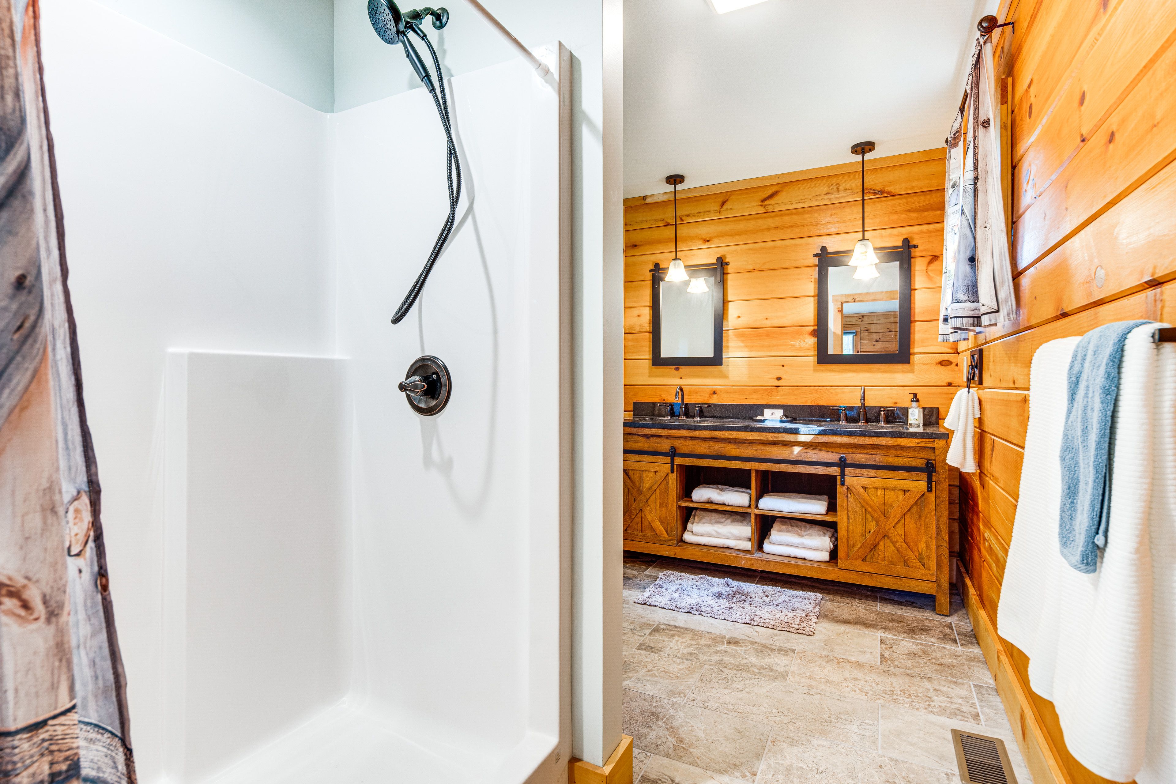 Full Bathroom | Towels Provided